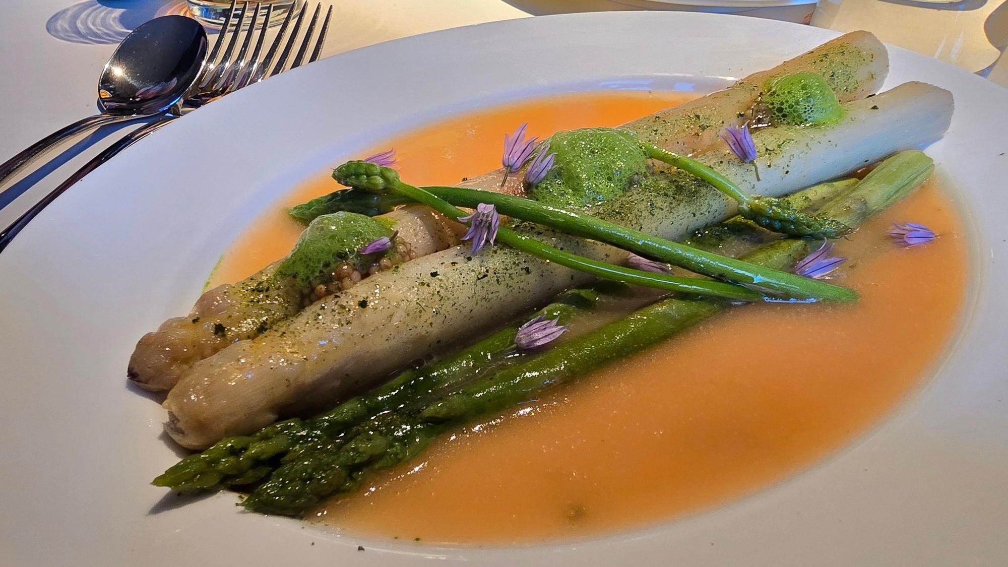 Bunter Spargel in einer Bohnensauce, obenauf Senfkaviar, Bärlauch, Samardala