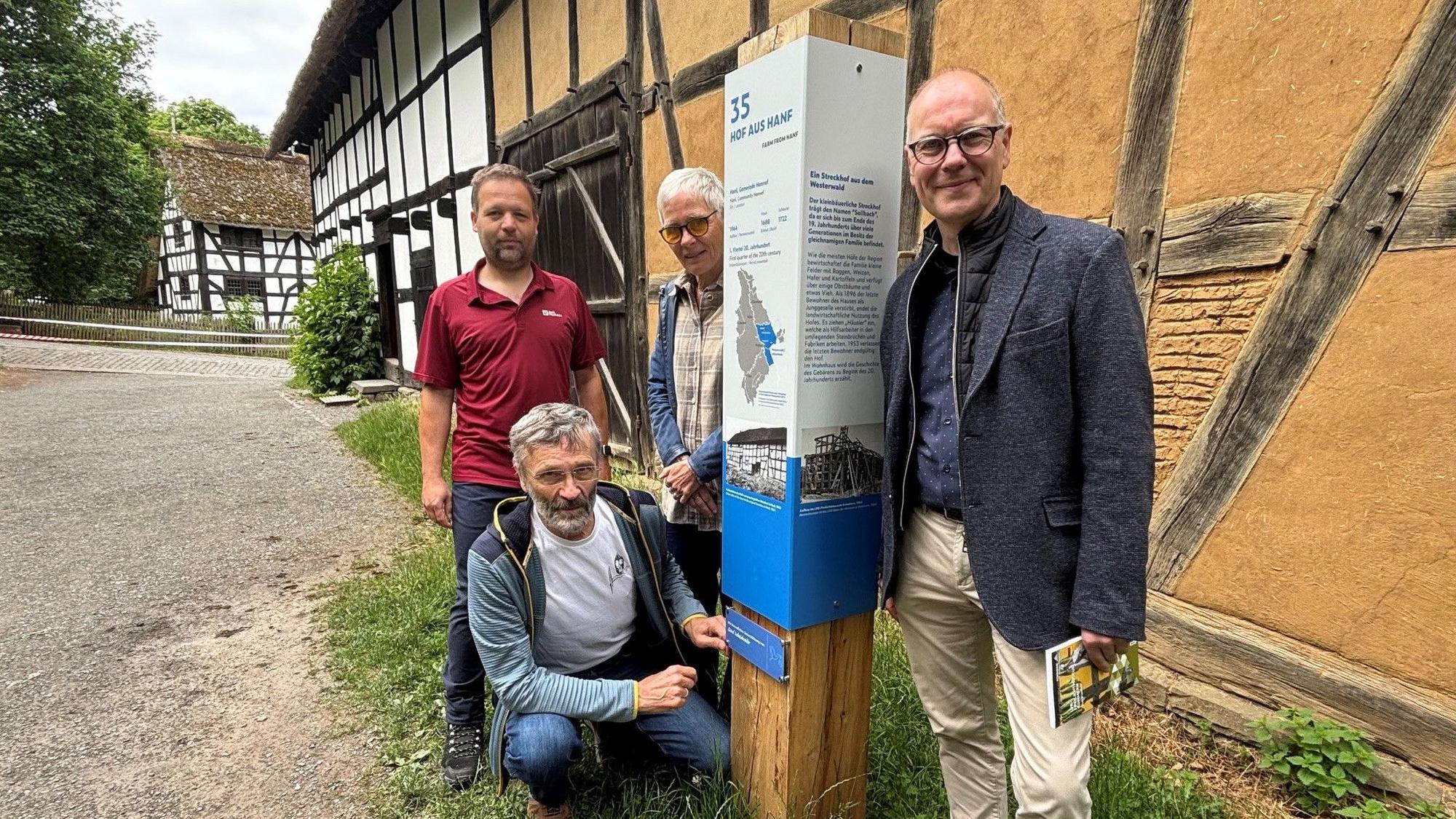 Im Freilichtmuseum Kommern steht eine neue Stele vor dem Haus aus Hanf aus der Baugruppe Westerwald.