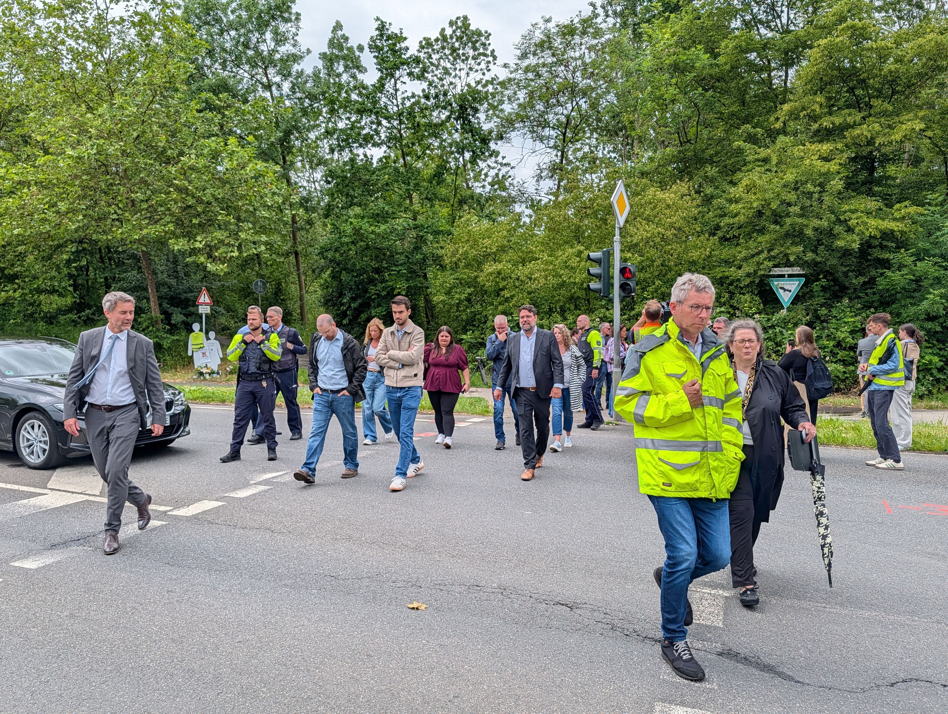 Den Unfallort an der Kreuzung Frechener Straße und Theresienhöhe nahm die 27. Große Strafkammer des Landgerichts Köln mit den Prozessbeteiligten in Augenschein.