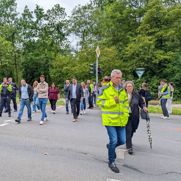 Den Unfallort an der Kreuzung Frechener Straße und Theresienhöhe nahm die 27. Große Strafkammer des Landgerichts Köln mit den Prozessbeteiligten in Augenschein.