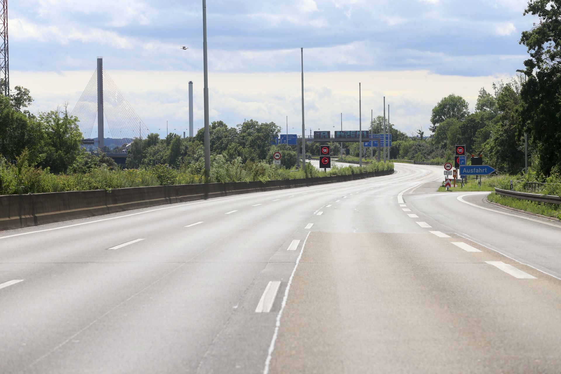 Gähnende Leere auf der Autobahn 565 Richtung Nordbrücke.