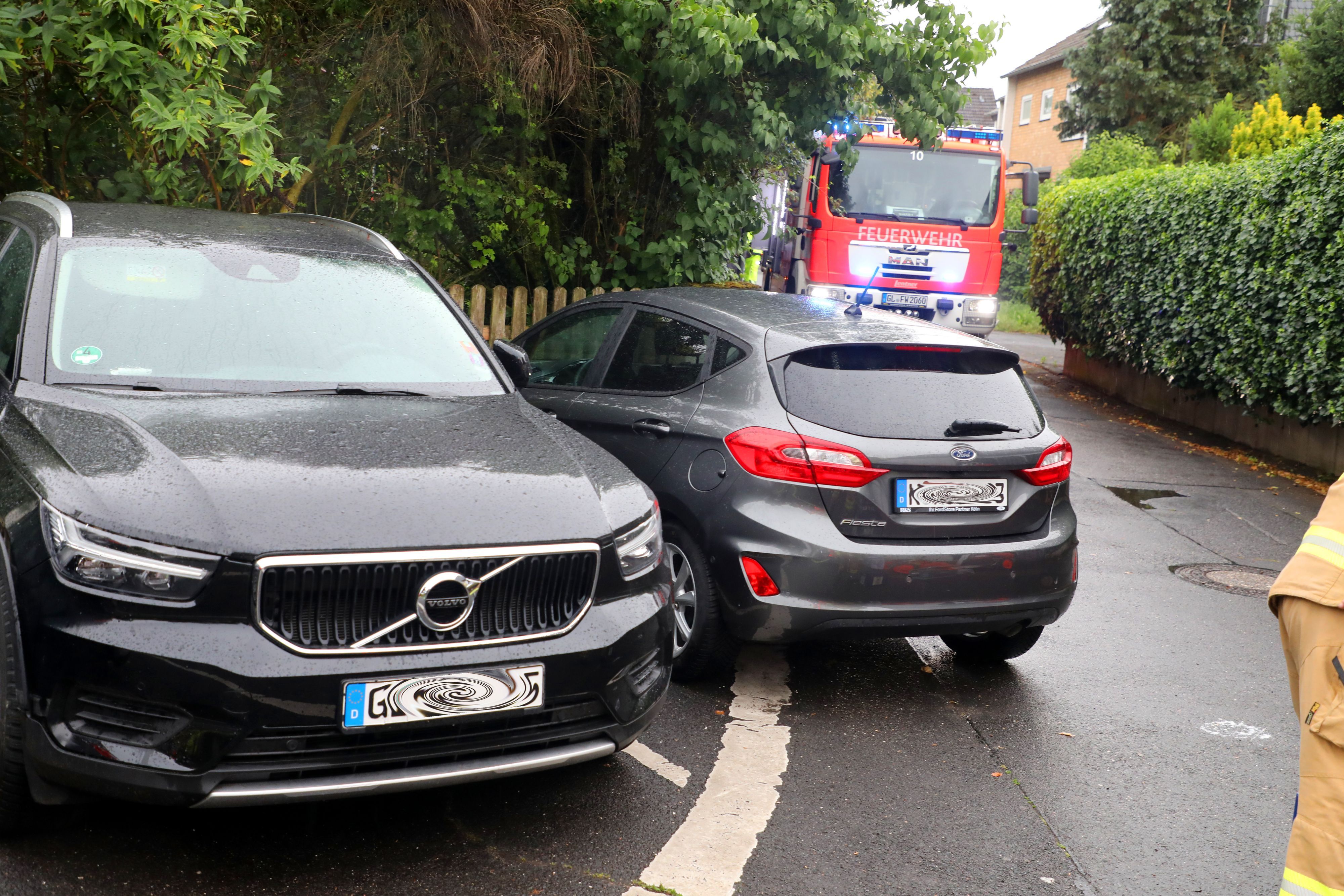 Ein Auto steht jenseits der Parkmarkierung im Verkehrsraum der Straße Am Lichttor in Alt-Refrath.