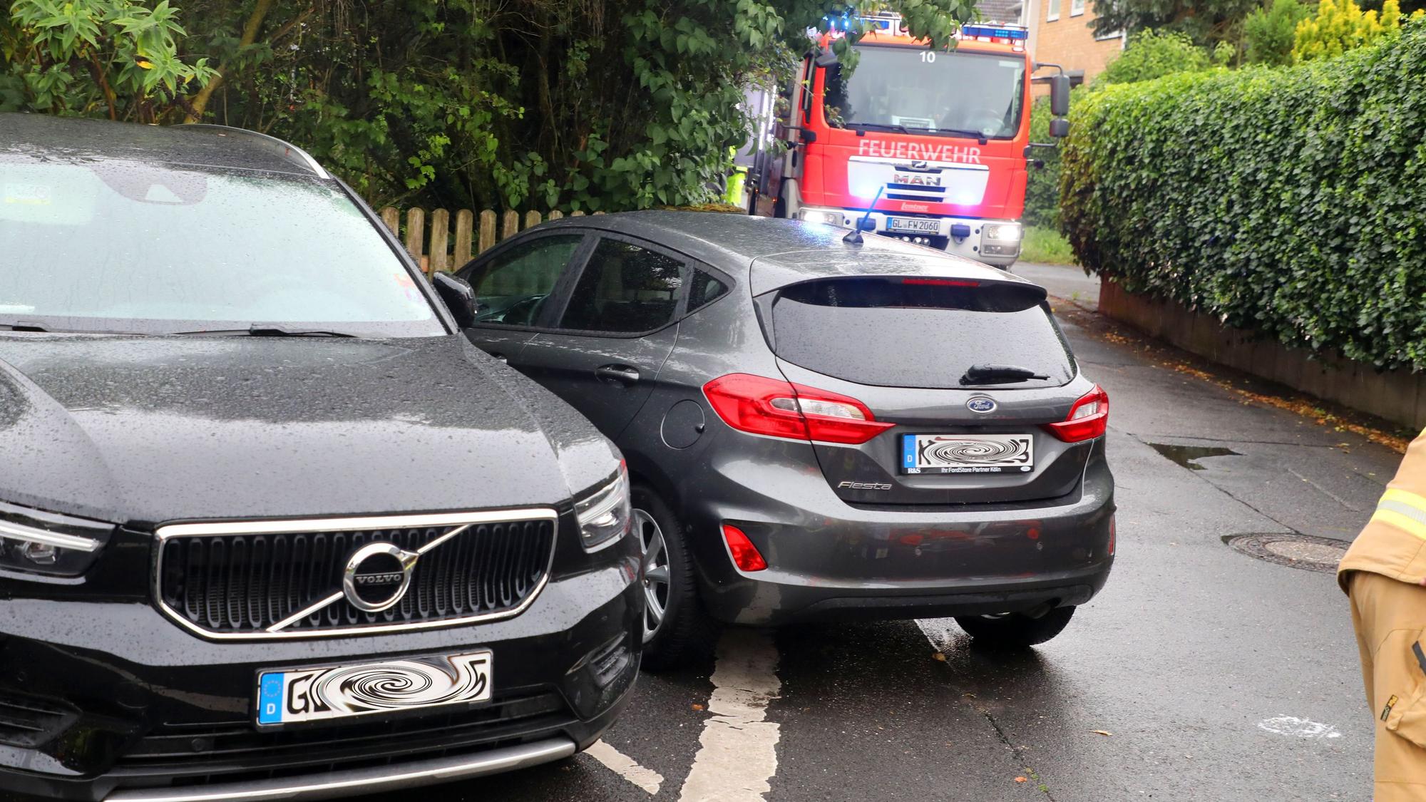 Ein Auto steht jenseits der Parkmarkierung im Verkehrsraum der Straße Am Lichttor in Alt-Refrath.