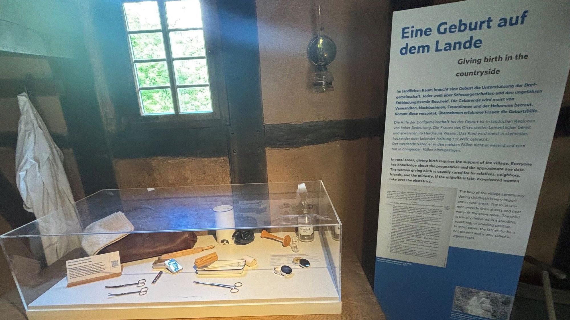 Neue Ausstellung zum Thema Geburt im Haus aus Hanf.