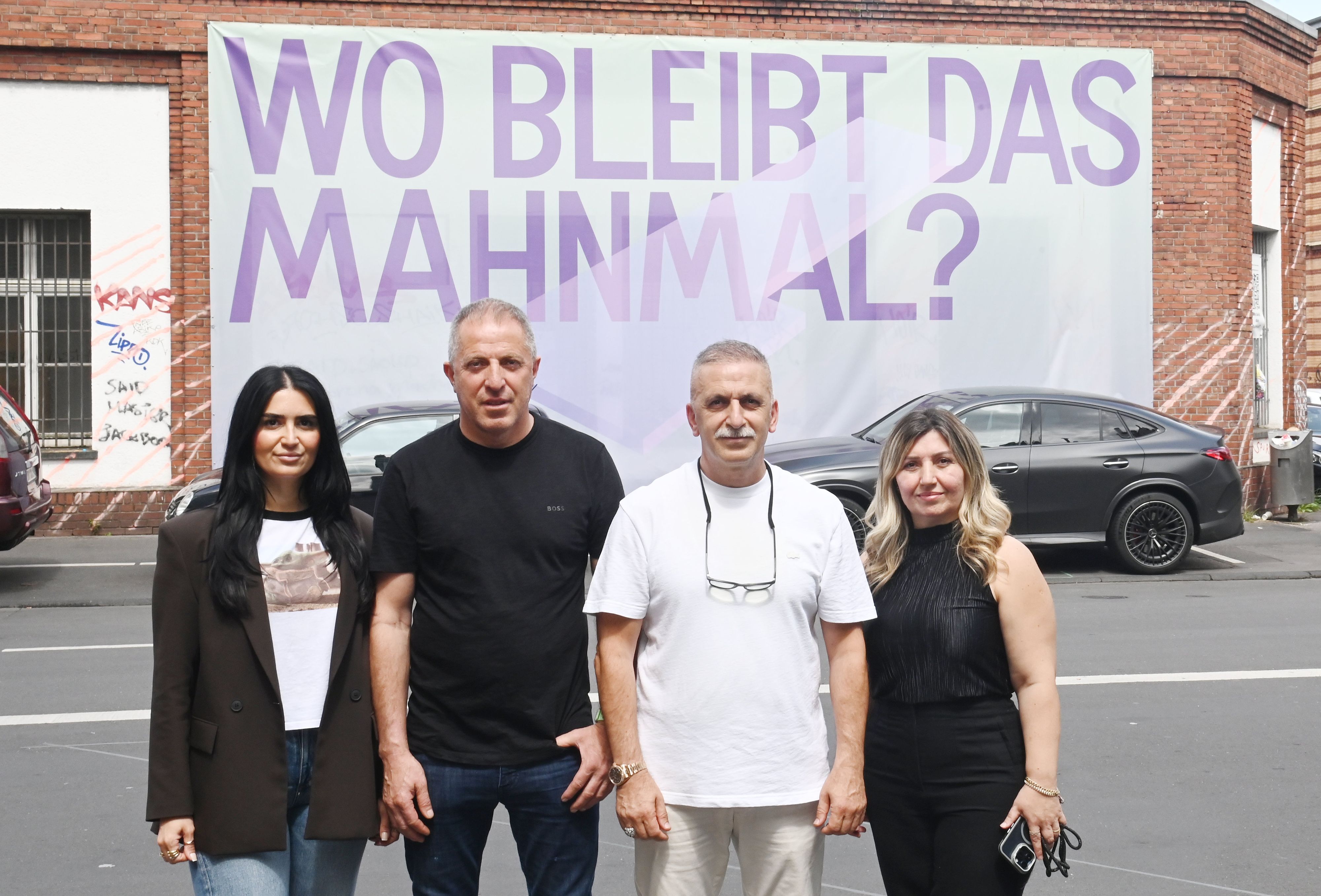 „Wo bleibt das Mahnmal?“, fragen Anwohner der Keupstraße 22 Jahre nach dem Nagelbombenanschlag. Von links: Rujin Tunc, Muhammet Ayazgün, Bünyamin Köksoy, Ilknur Altinova.