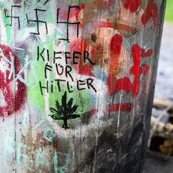 Dutzende nationalsozialistische Symbole, darunter Hakenkreuze und SS-Siegrunen, waren 2025 rund um den Wetterpilz, einem Beton-Unterstand in Pilzform, auf dem sogenannten Pilzberg im Kölner Beethovenpark zu sehen.