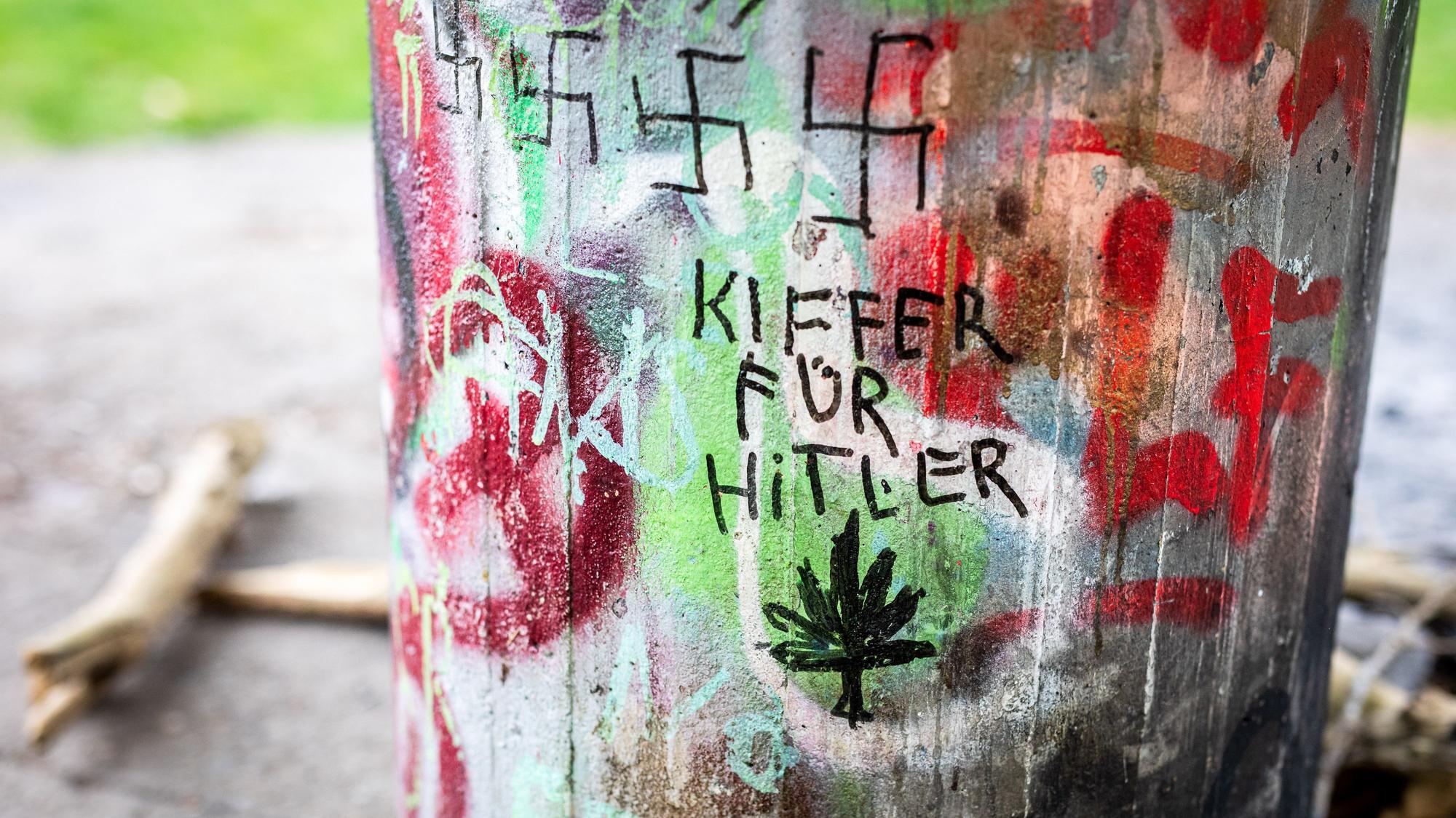 Dutzende nationalsozialistische Symbole, darunter Hakenkreuze und SS-Siegrunen, waren 2025 rund um den Wetterpilz, einem Beton-Unterstand in Pilzform, auf dem sogenannten Pilzberg im Kölner Beethovenpark zu sehen.