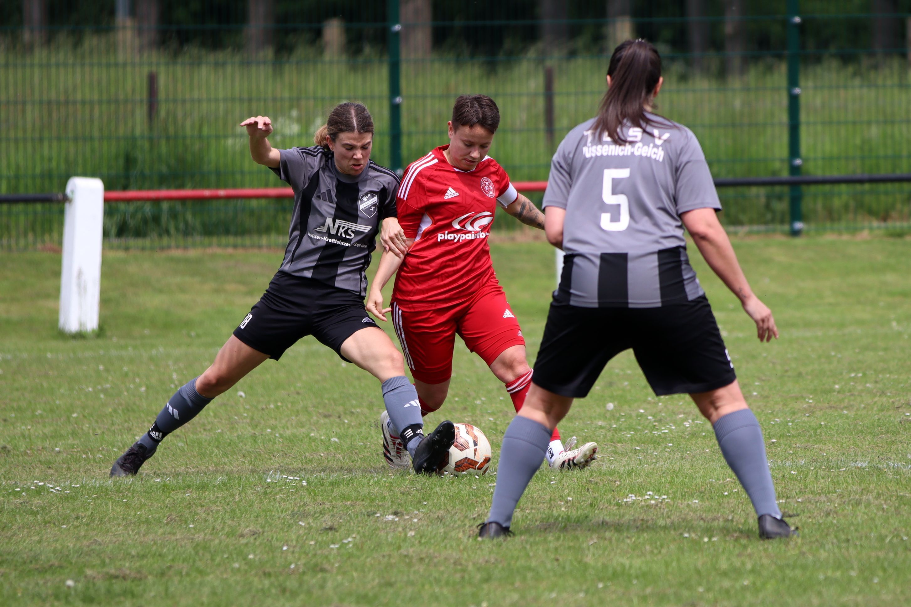 Laura Pöhler (l.) versucht, Celine Hilgers den Ball abzunehmen.