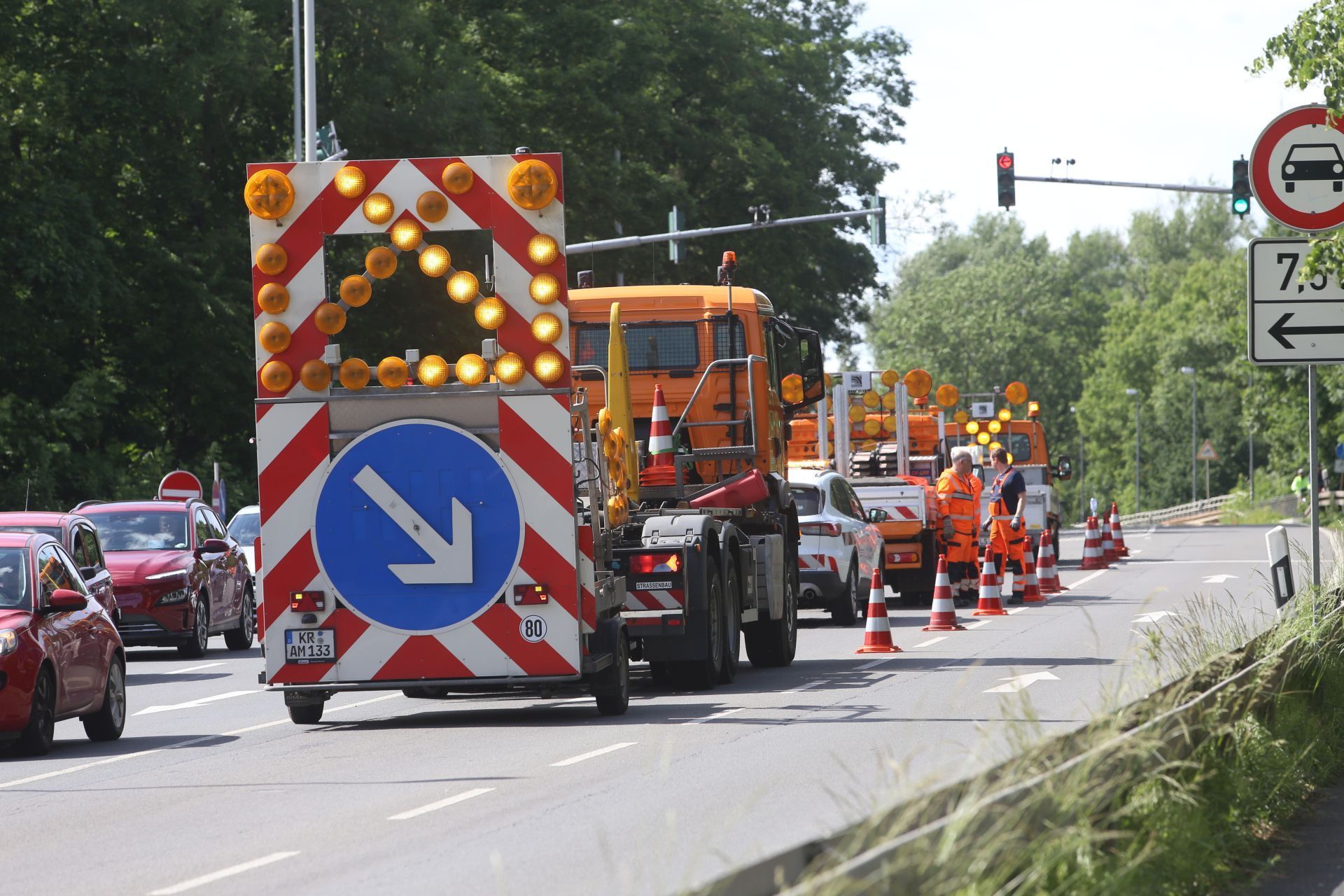 Die Polizei sperrt die Anschlussstelle Beuel/L269 zur Nordbrücke zwischen Beuel und Niederkassel.
