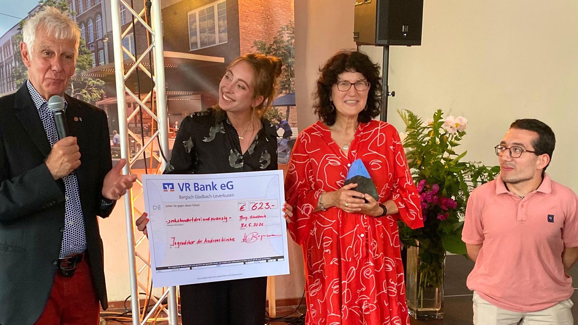 Zu sehen sind die Vertreter des Chores Jannis Katirtzis, Sabine Gressner-Ritter und Marla Kemp mit Heribert Bergermann.