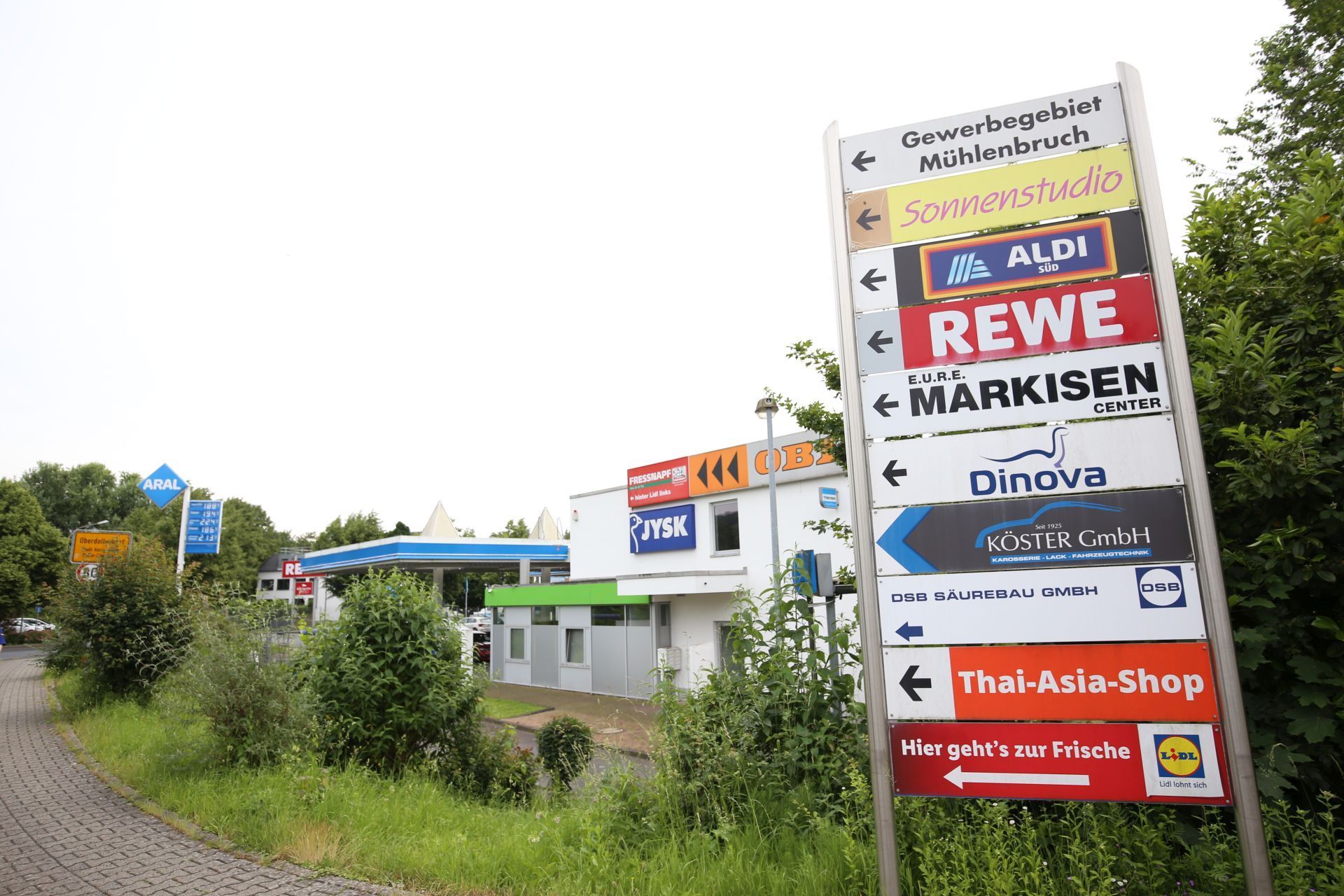 Werbeschilder von Unternehmen im Gewerbegebiet Mühlenbruch.