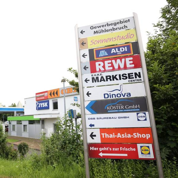 Werbeschilder von Unternehmen im Gewerbegebiet Mühlenbruch.