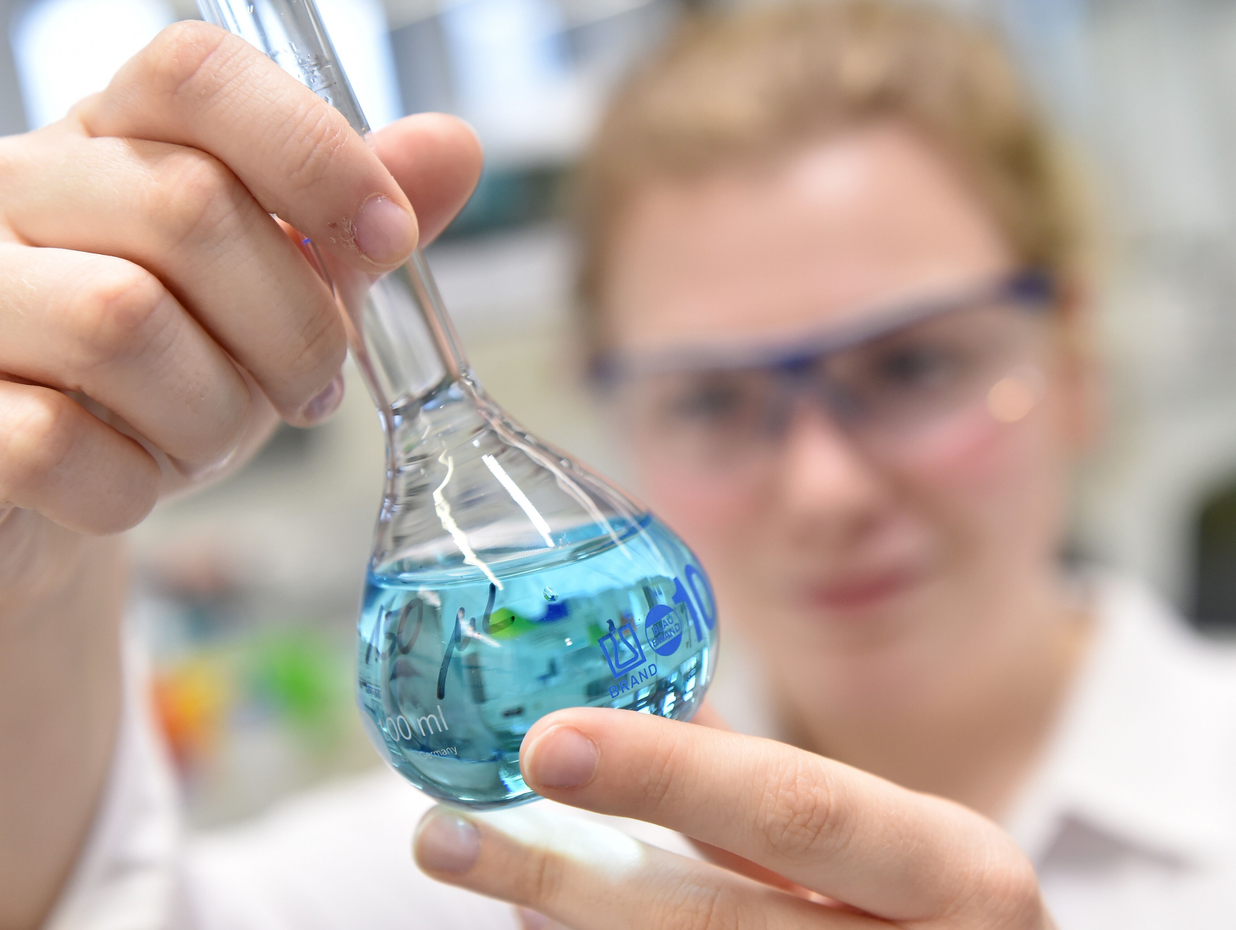 Auszubildende im neuen Gewässerzentrum des Landesumweltamts, schaut sich eine eingefärbte Probe an.