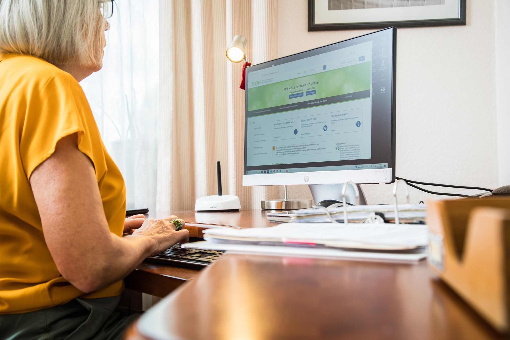Eine Frau macht eine Steuererklärung am PC