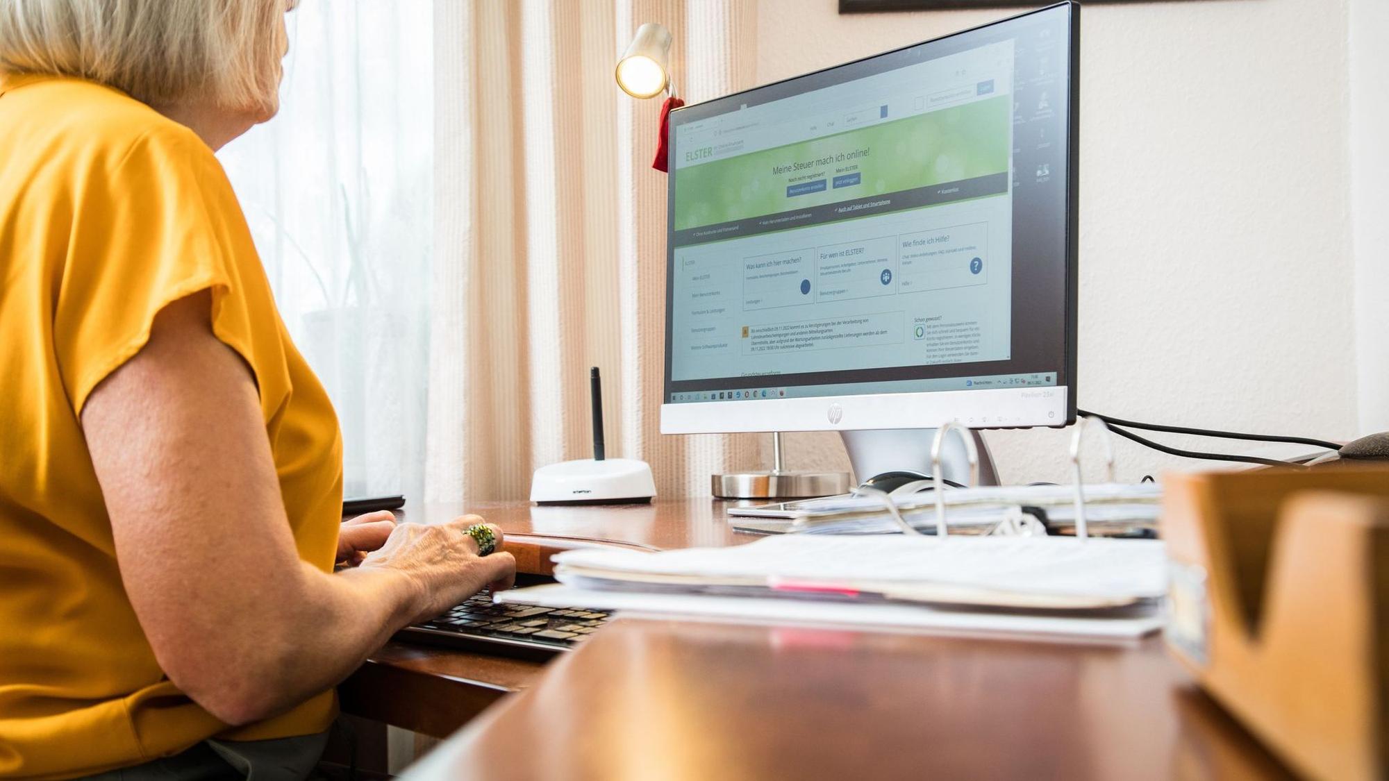 Eine Frau macht eine Steuererklärung am PC