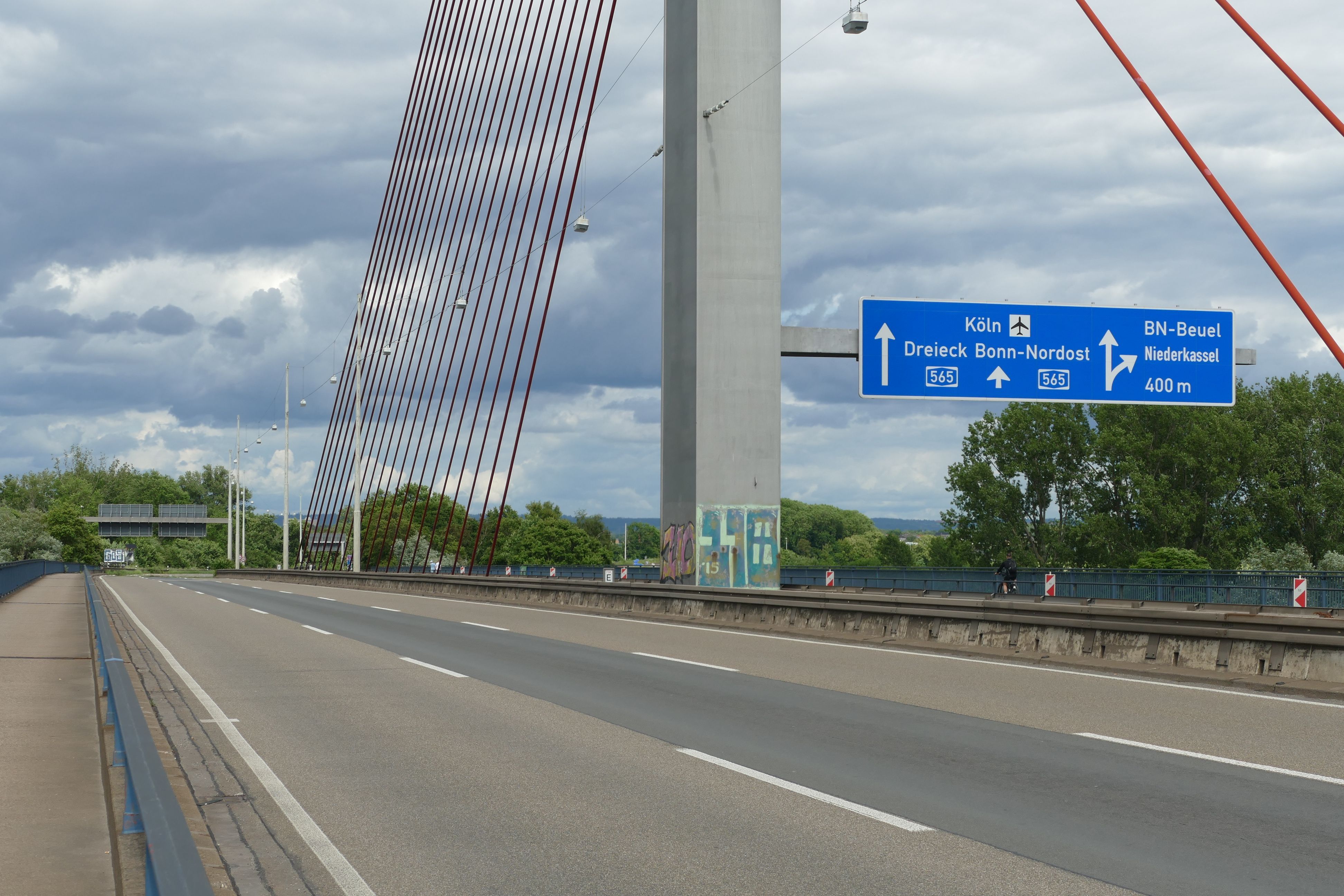 Gähnende Leere auf den Fahrspuren der Bonner Nordbrücke - und das für Monate.