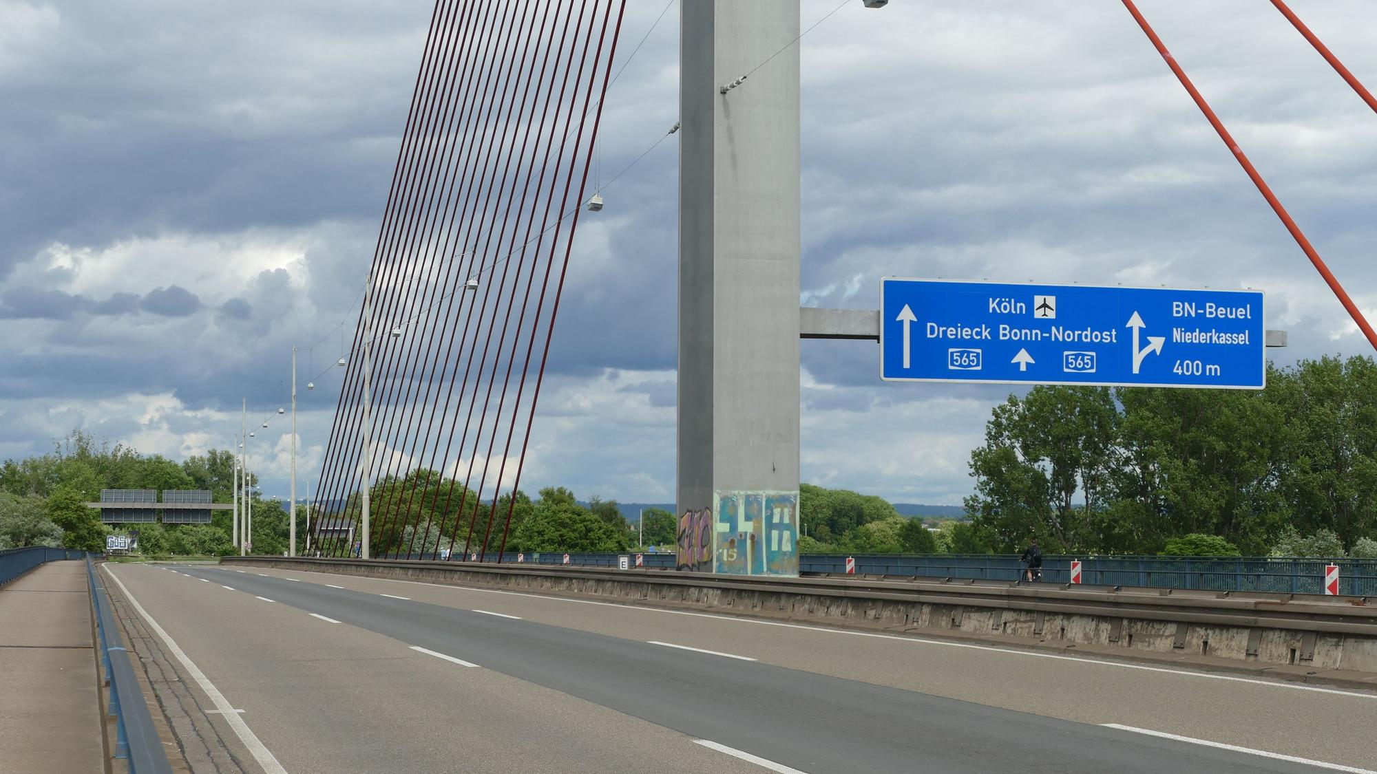 Gähnende Leere auf den Fahrspuren der Bonner Nordbrücke - und das für Monate.