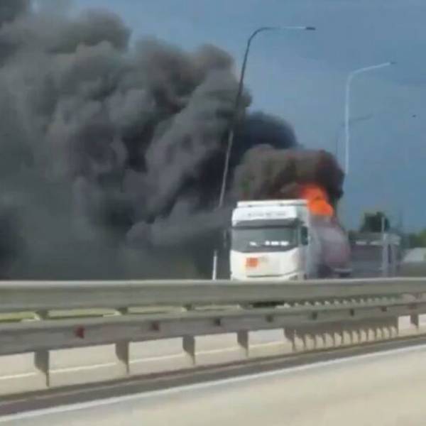 Ein Sreenshot aus einem Video soll einen brennenden Lkw auf der Krim zeigen.