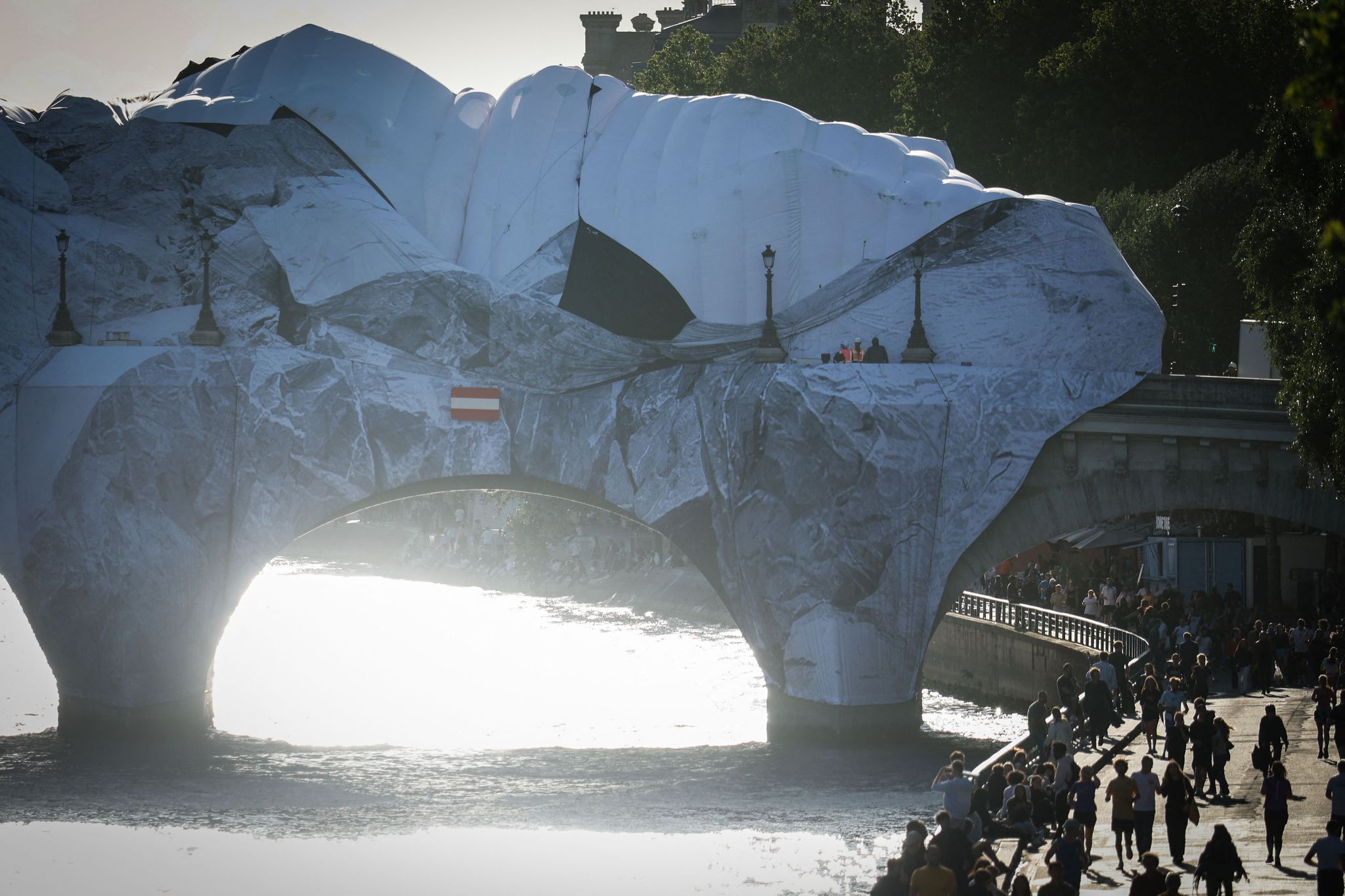 Kunstinstalation «Die Höhle der Pont Neuf» beschädigt