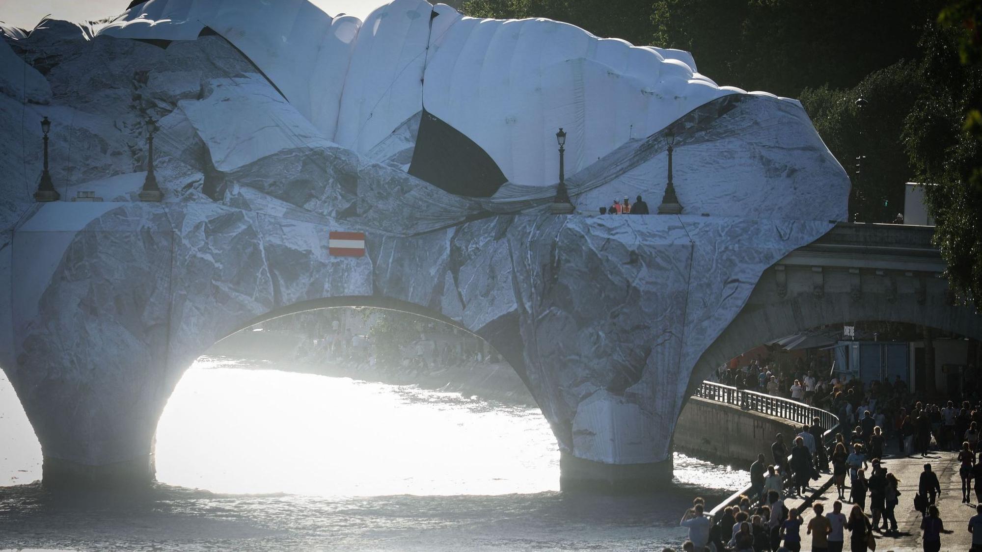 Kunstinstalation «Die Höhle der Pont Neuf» beschädigt