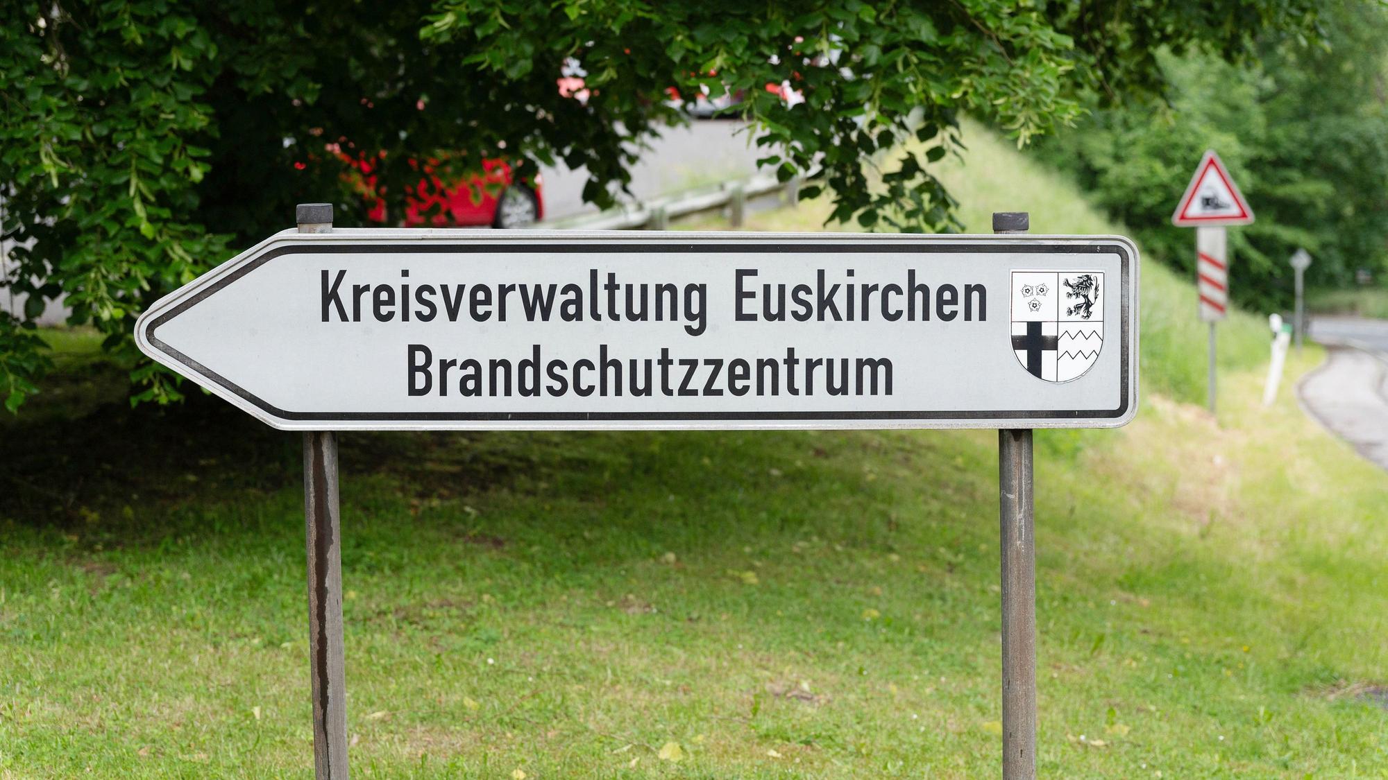 Das Bild zeigt ein Schild an einer Straße, das auf das Brandschutzzentrum des Kreises Euskirchen hinweist.