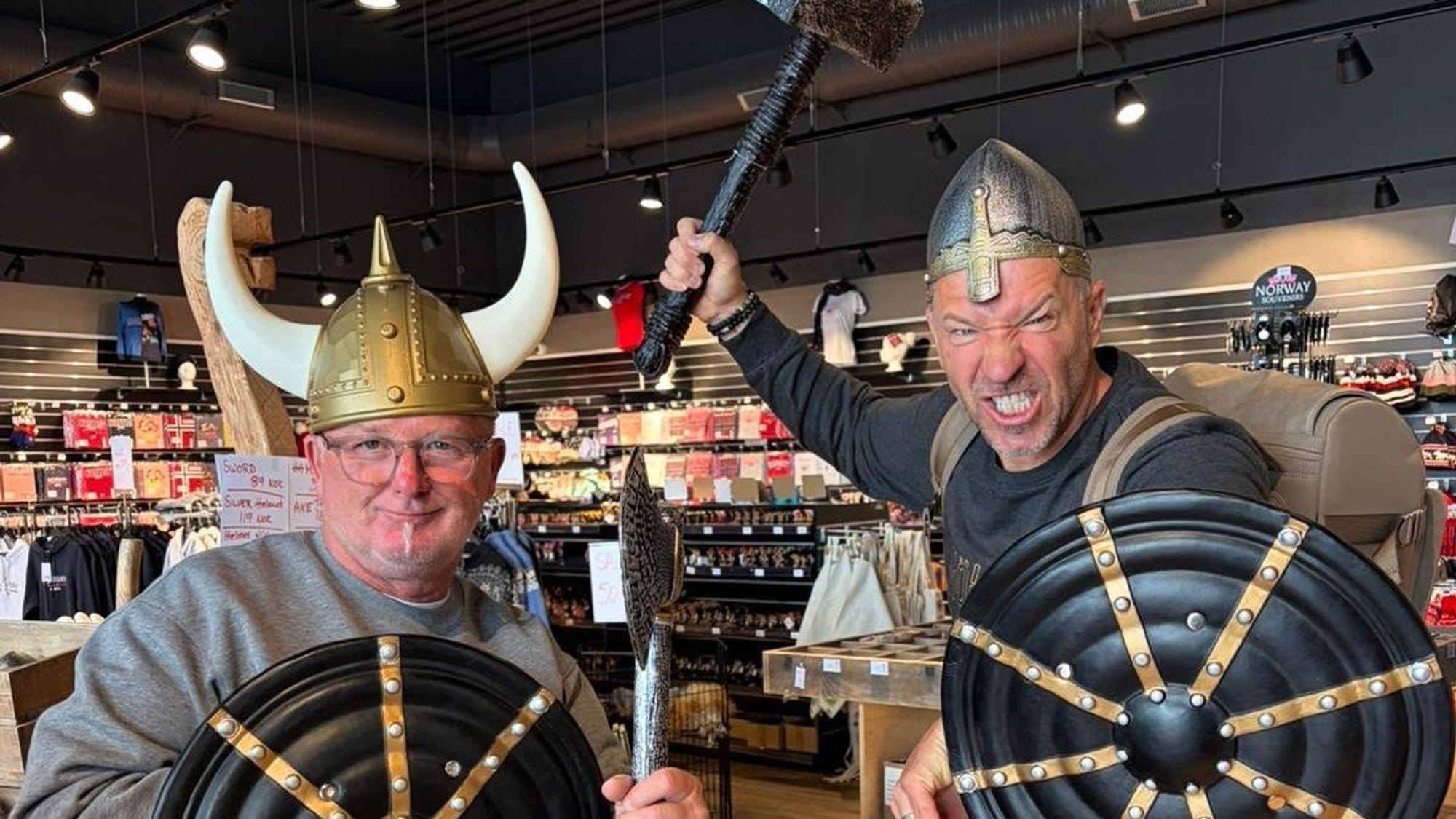 Micki Schläger und Patrick Lück im Wikinger-Outfit.