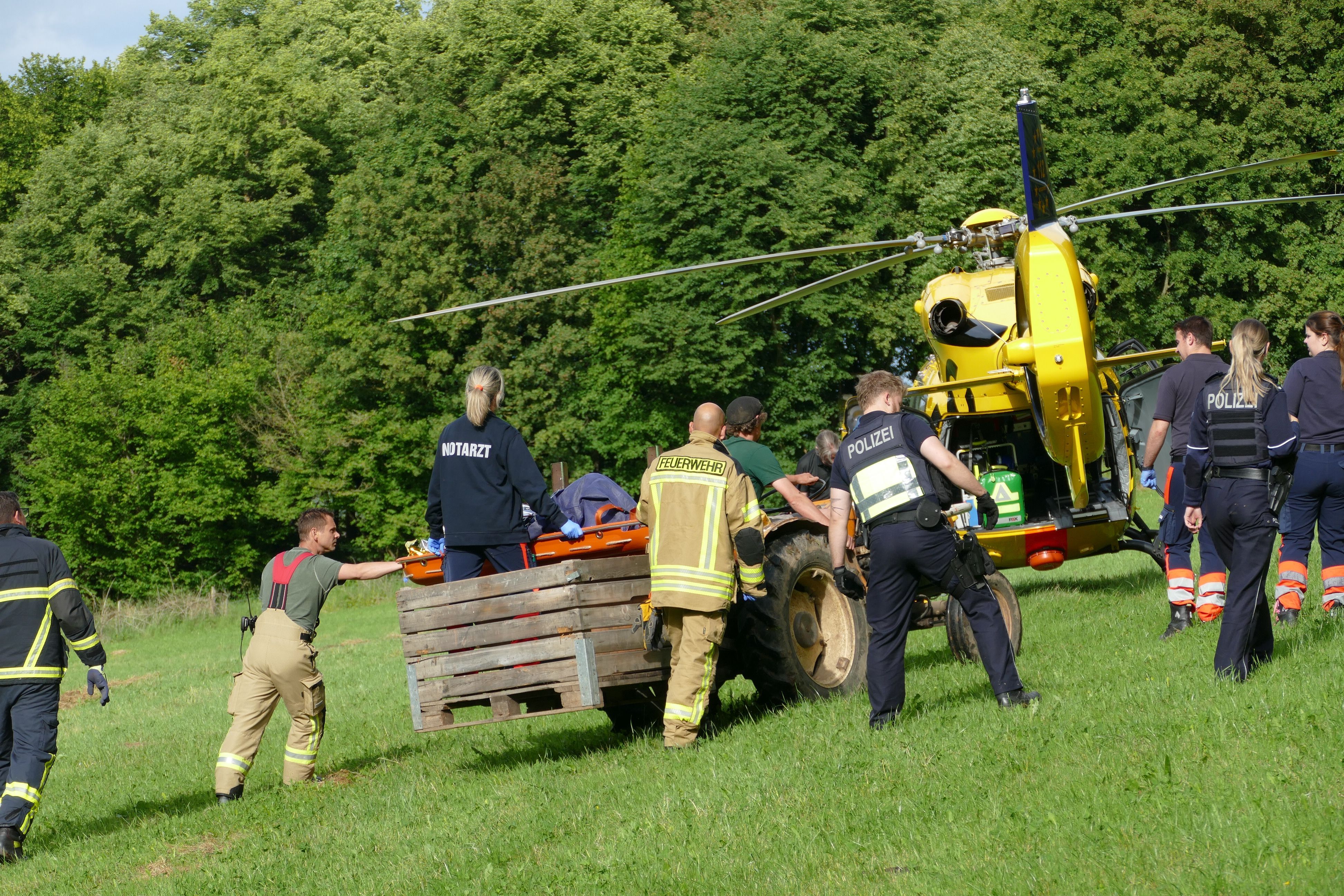 Mit einem Traktor wurde der Mann zum Hubschrauber transportiert.