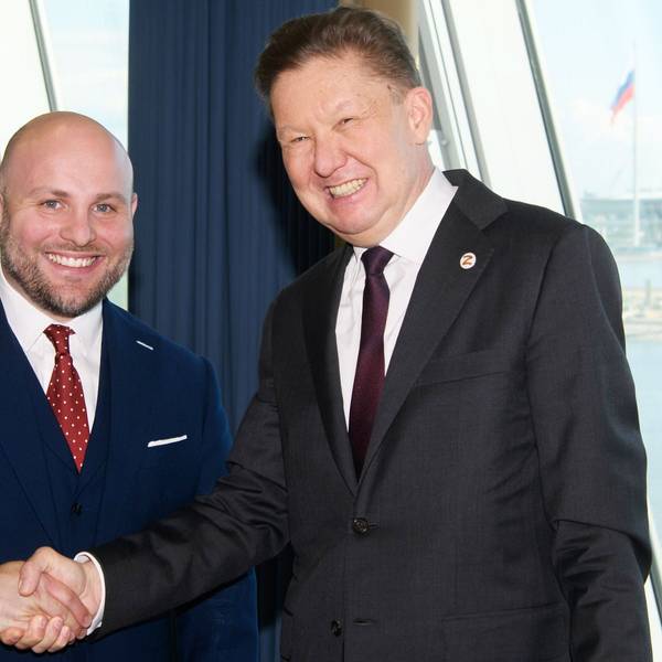 Der Chef des russischen Gaskonzerns Gazprom und langjährige Vertraute von Kremlchef Wladimir Putin, Alexej Miller, trifft den außenpolitischen Sprecher der AfD-Bundestagsfraktion, Markus Frohnmaier, beim Wirtschaftsforum in St. Petersburg.