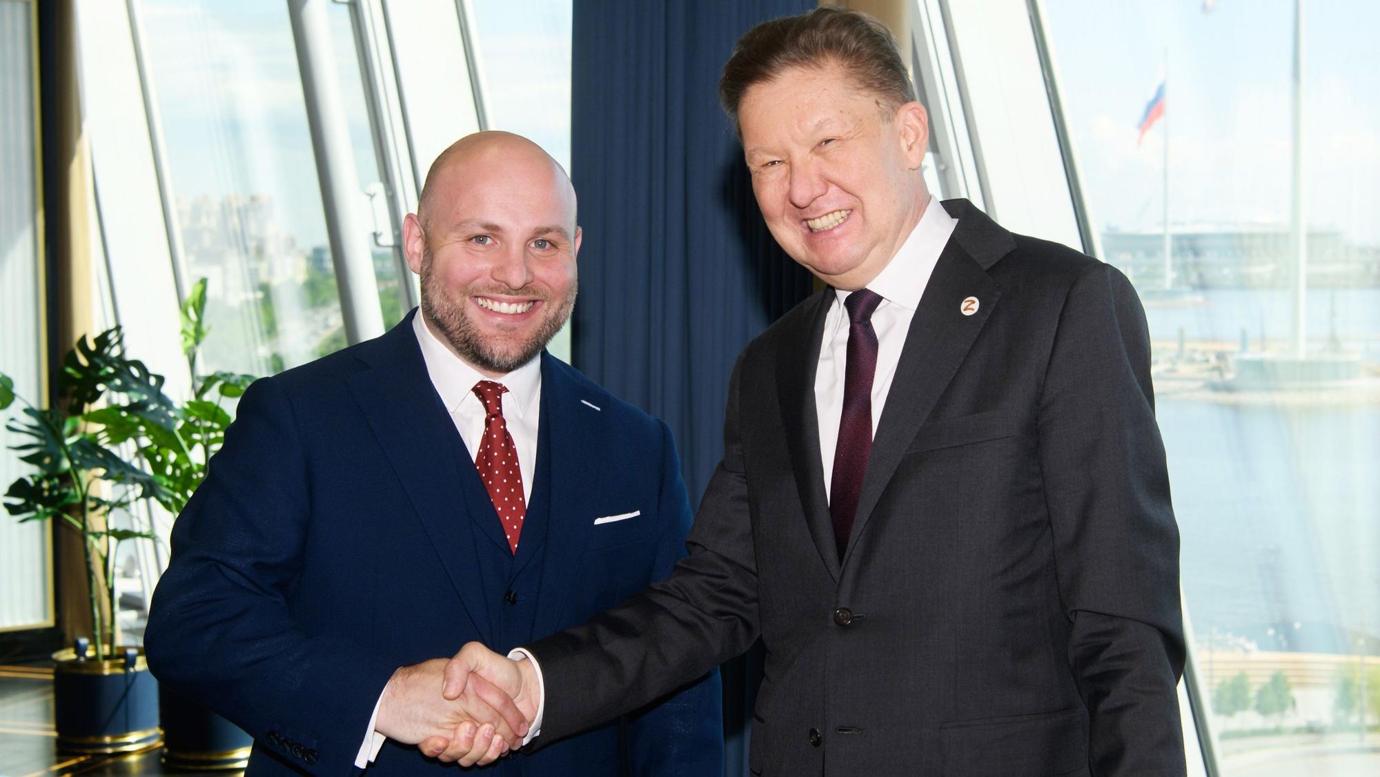Der Chef des russischen Gaskonzerns Gazprom und langjährige Vertraute von Kremlchef Wladimir Putin, Alexej Miller, trifft den außenpolitischen Sprecher der AfD-Bundestagsfraktion, Markus Frohnmaier, beim Wirtschaftsforum in St. Petersburg.