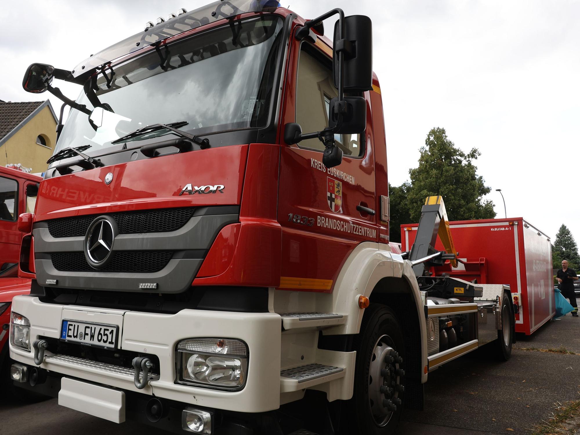 Das Wechselladerfahrzeug mit dem Abrollbehälter Atemschutz (Alarmcontainer) des Kreises Euskirchen.
