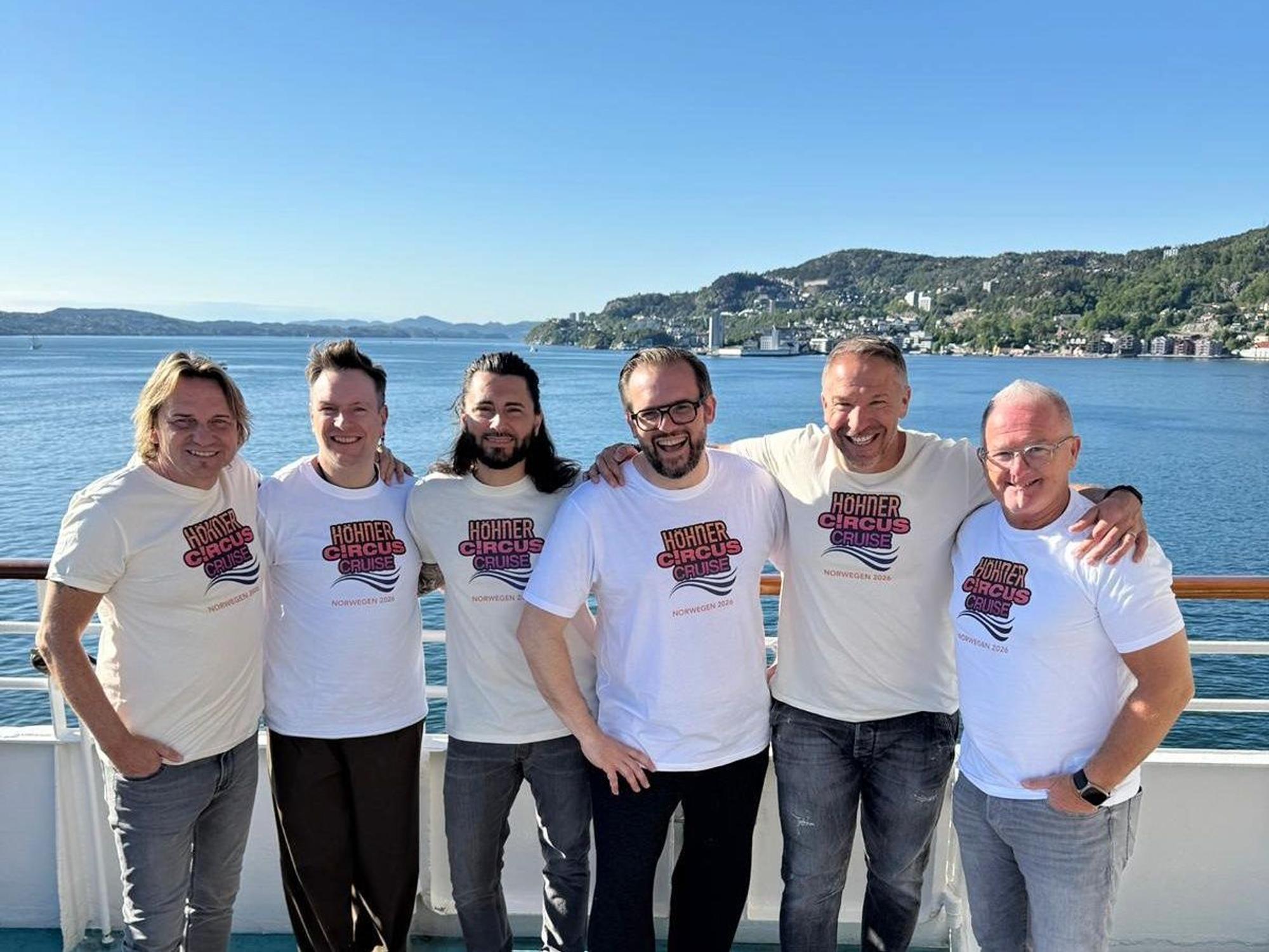 Die Höhner stehen zum Bandfoto auf dem Kreuzfahrtschiff.
