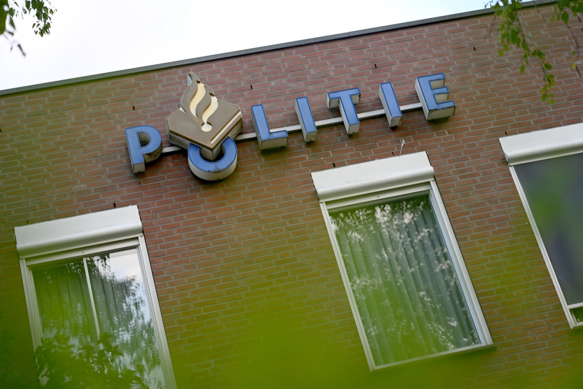 Schriftzug „Politie“ an einem Polizeirevier