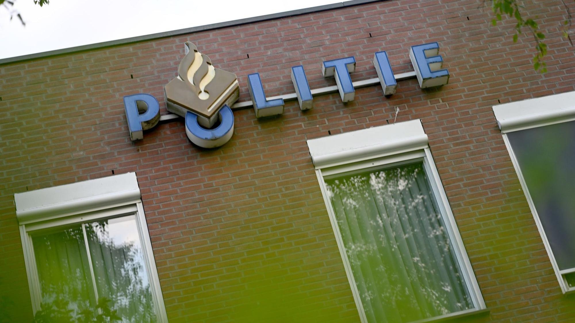 Schriftzug „Politie“ an einem Polizeirevier