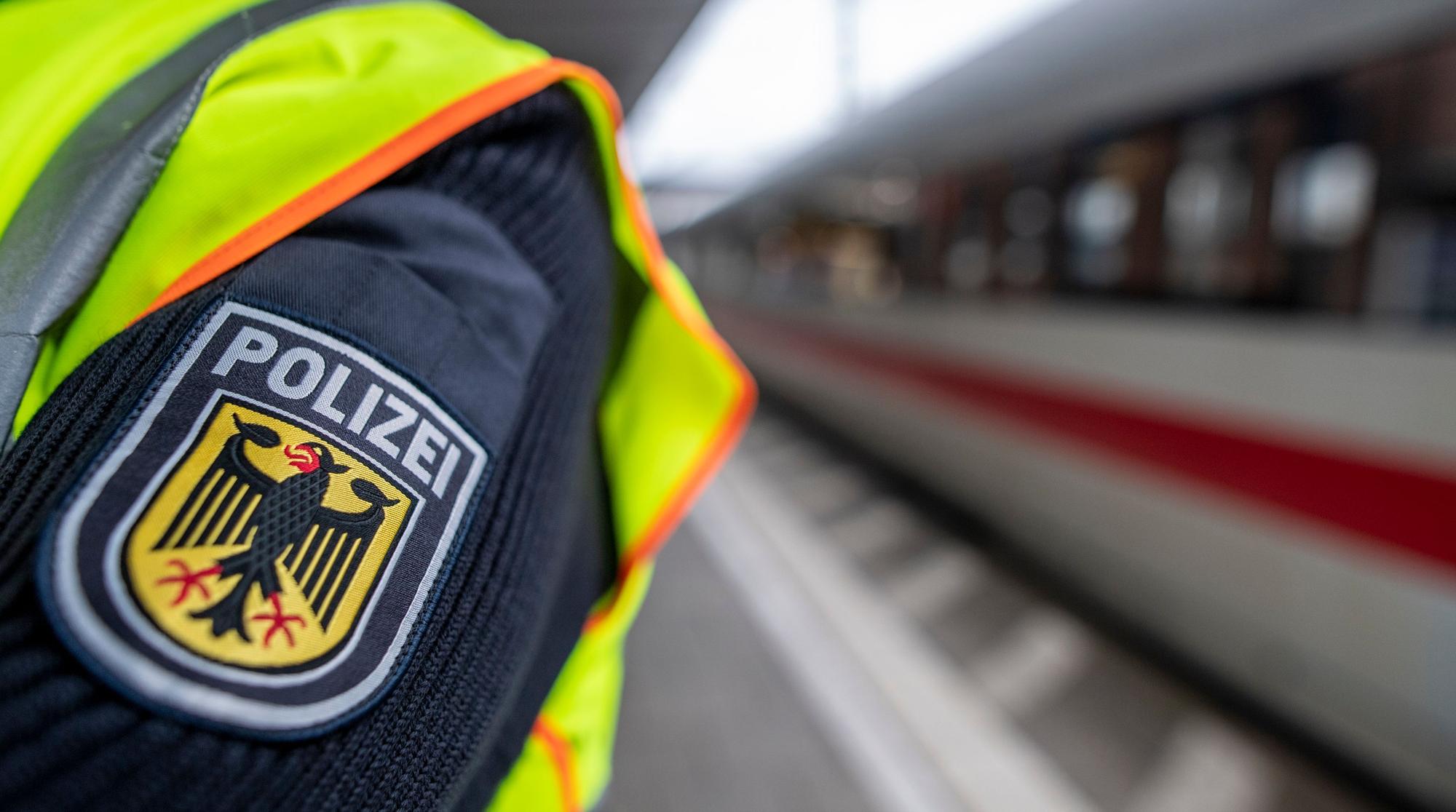 Ein Bundespolizist steht vor einem ICE. (Symbolbild)