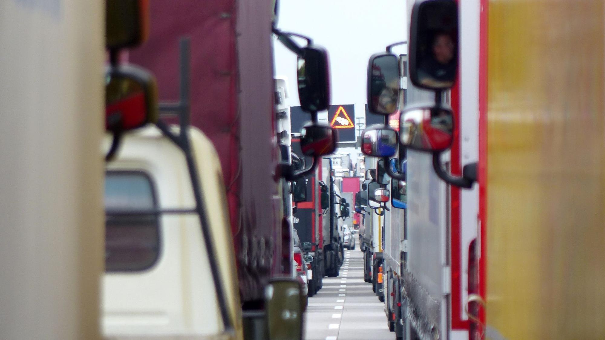 Mehrere Lkw stehen im Stau auf der A2