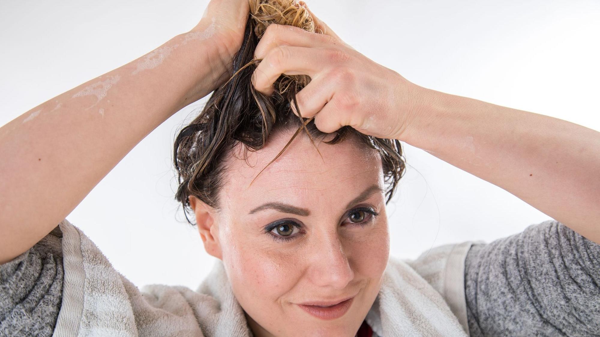 Eine Frau pflegt ihre Haare