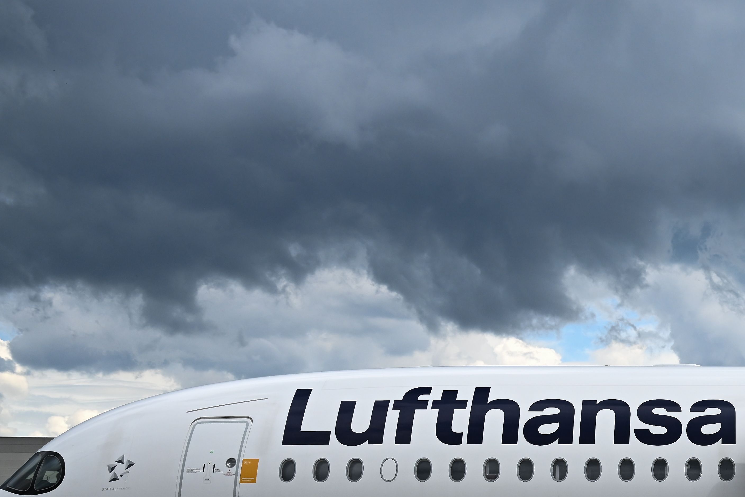Eine Lufthansa-Maschine rollt auf dem Flughafen Frankfurt über das Rollfeld. (Archivbild)