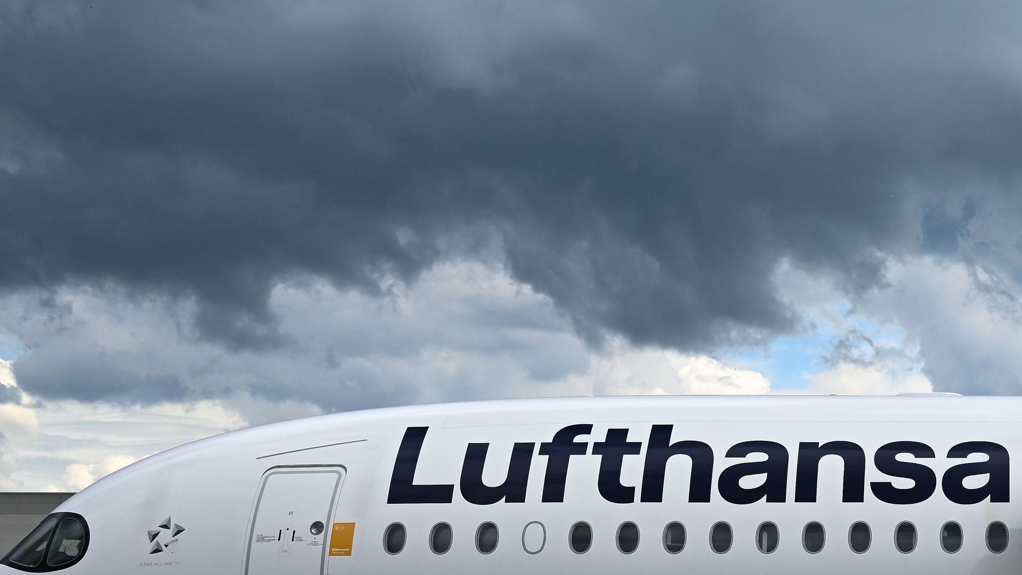 Eine Lufthansa-Maschine rollt auf dem Flughafen Frankfurt über das Rollfeld. (Archivbild)