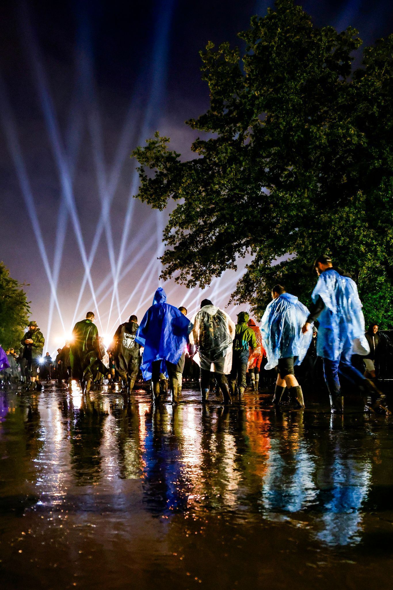 Menschen auf einem Festival im Regen.
