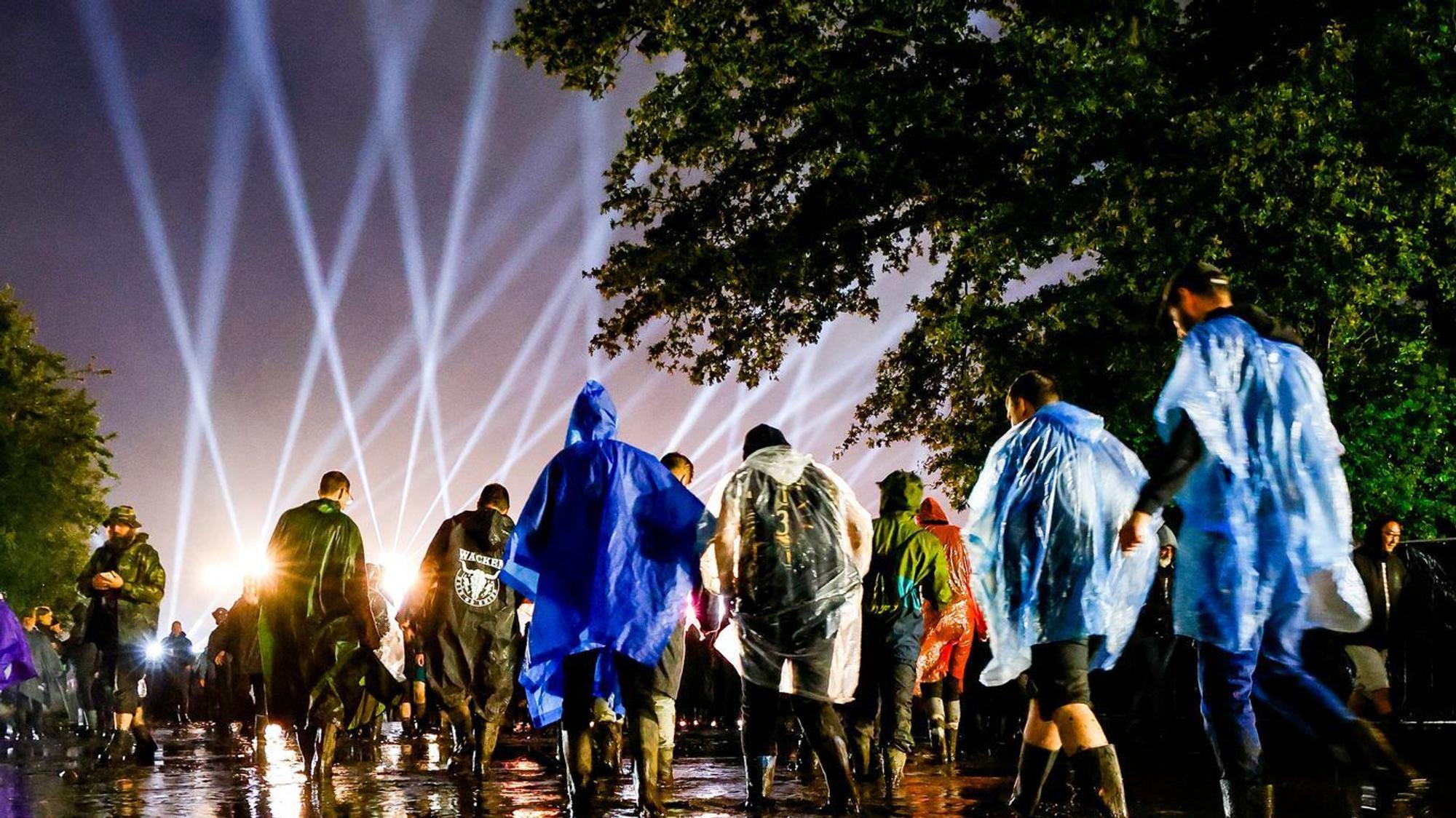 Menschen auf einem Festival im Regen.
