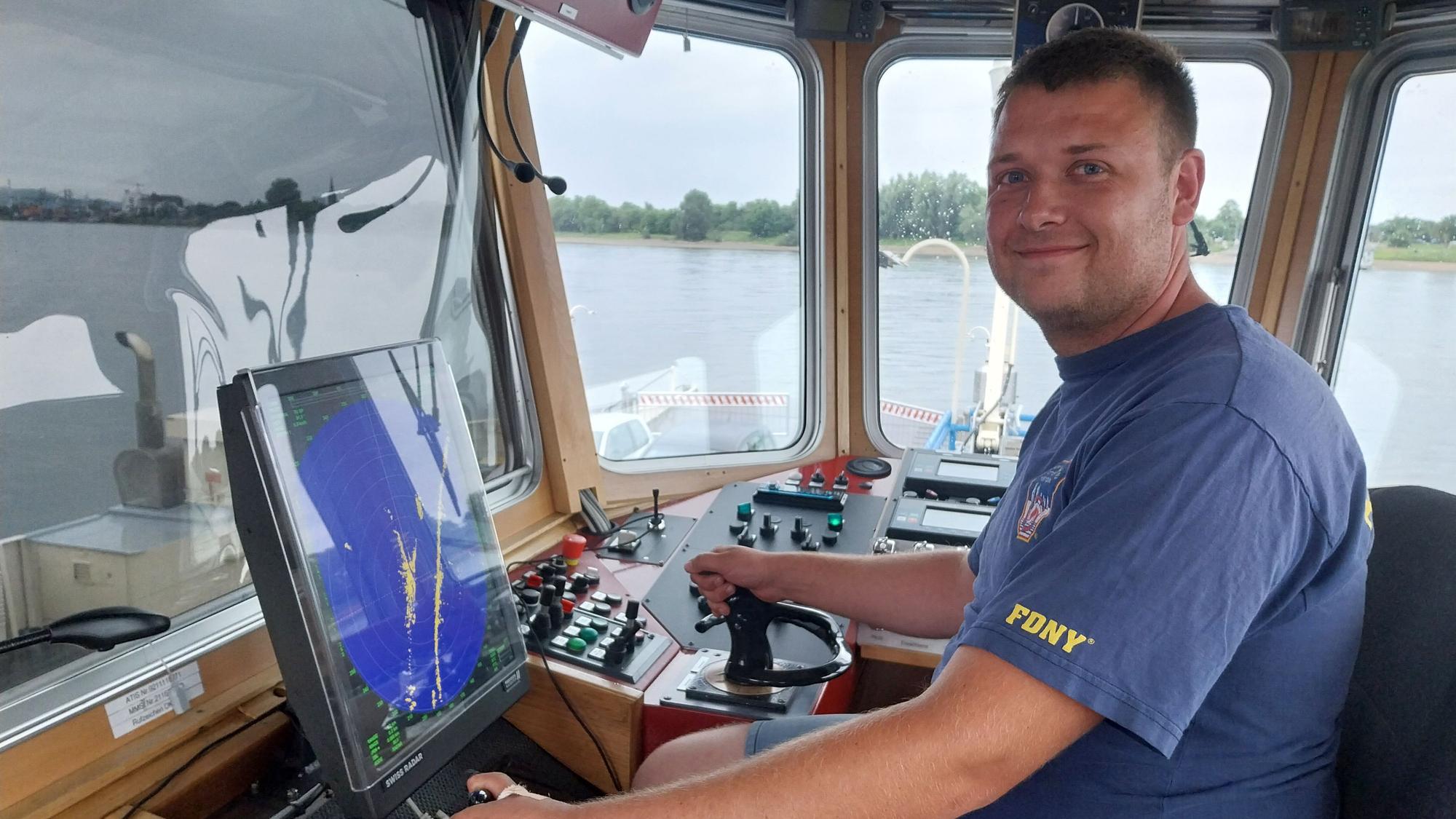 Fährführer Ansgar Stüben macht freiwillig Überstunden, um den Autofahrern zu helfen.