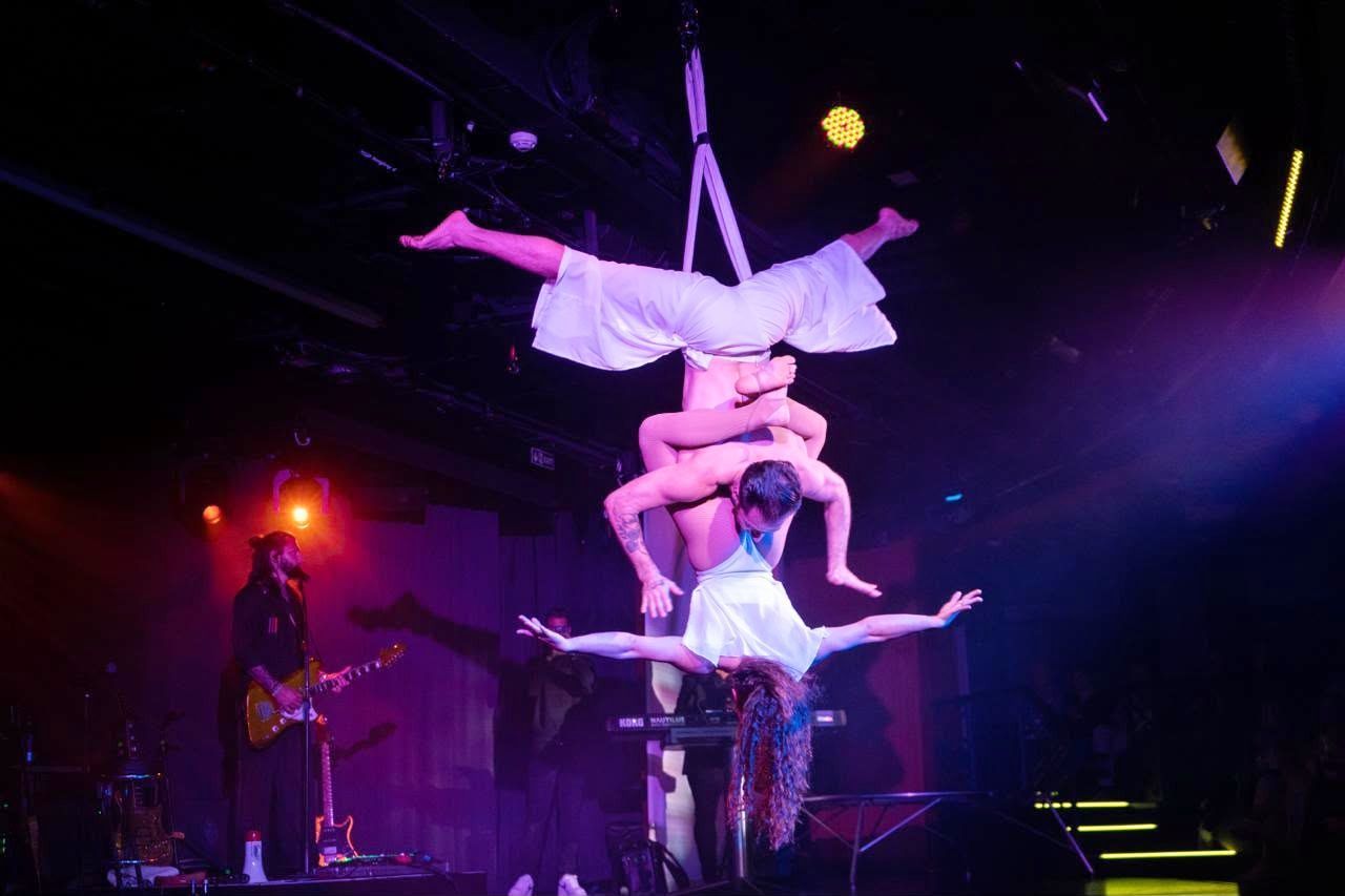 Circusaufführung bei der Höhner-Kreuzfahrt.