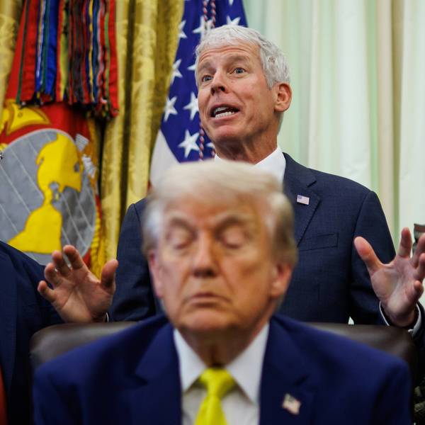 US-Energieminister Chris Wright (Mitte) spricht hinter US-Präsident Donald Trump während einer Veranstaltung im Weißen Haus. Ein Video der Szene sorgt für Wirbel in den sozialen Medien.