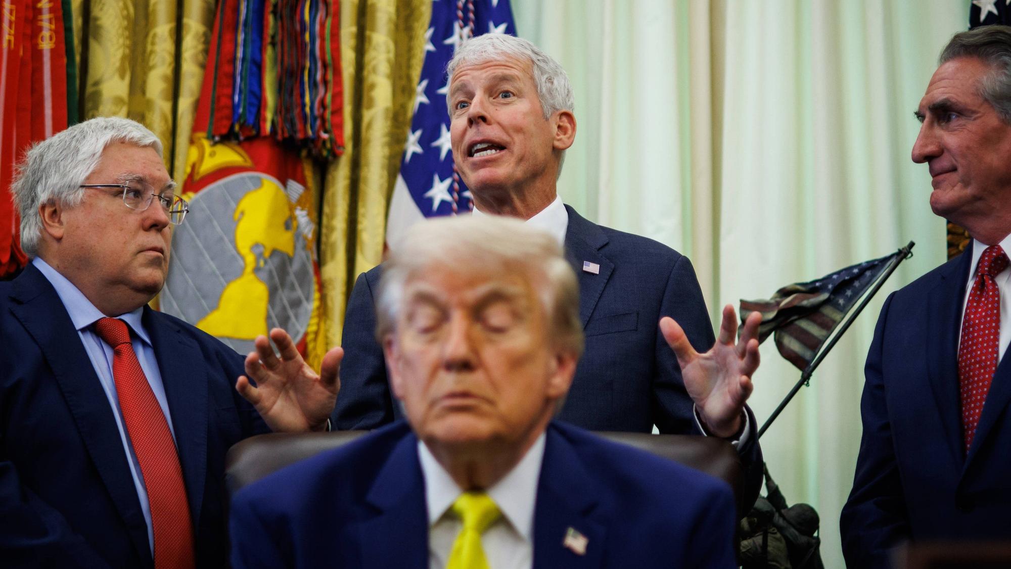 US-Energieminister Chris Wright (Mitte) spricht hinter US-Präsident Donald Trump während einer Veranstaltung im Weißen Haus. Ein Video der Szene sorgt für Wirbel in den sozialen Medien.