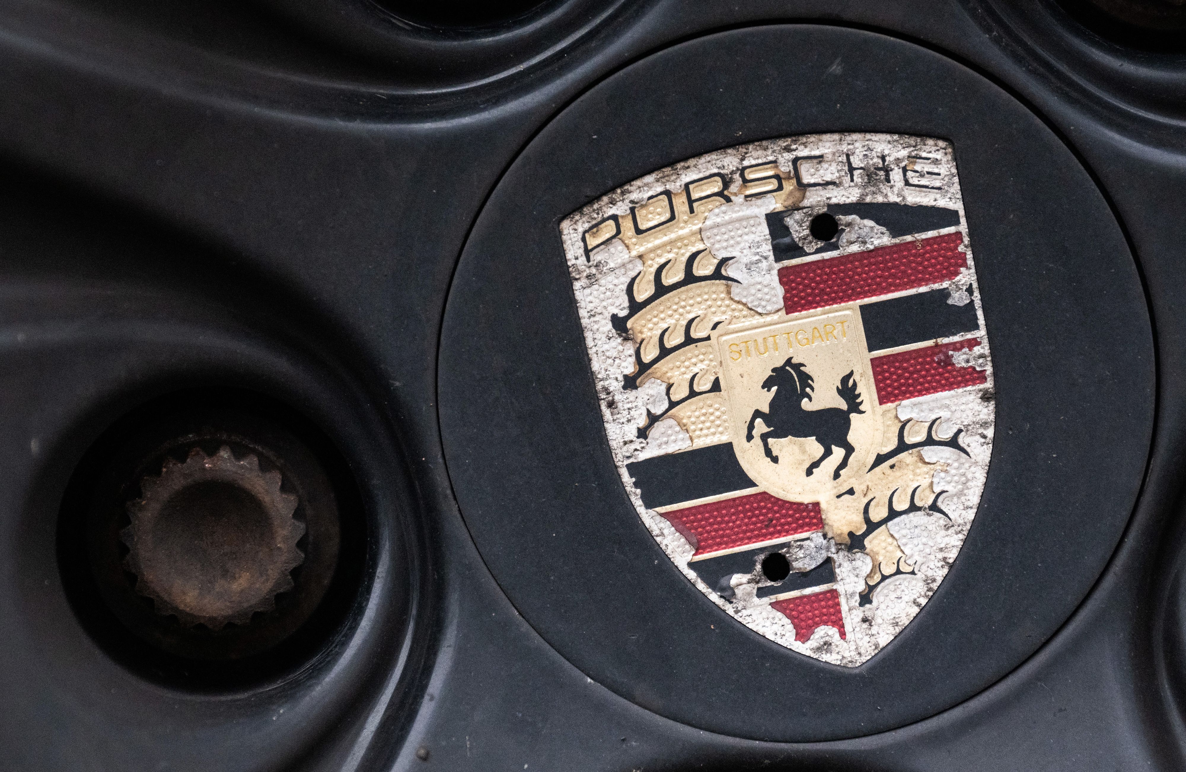 Ein Logo der Porsche AG ist an einer älteren Felge eines Porsche Fahrzeuges zu sehen
