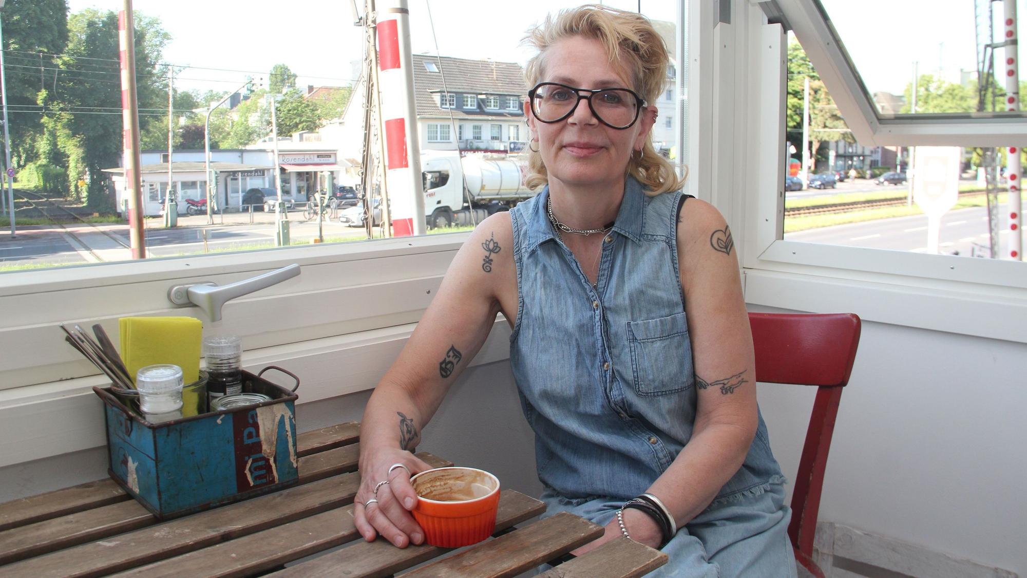 Inhaberin Ina Koralewski genießt ihre Arbeit im neuen „Café Mein Lieber Scholz“.