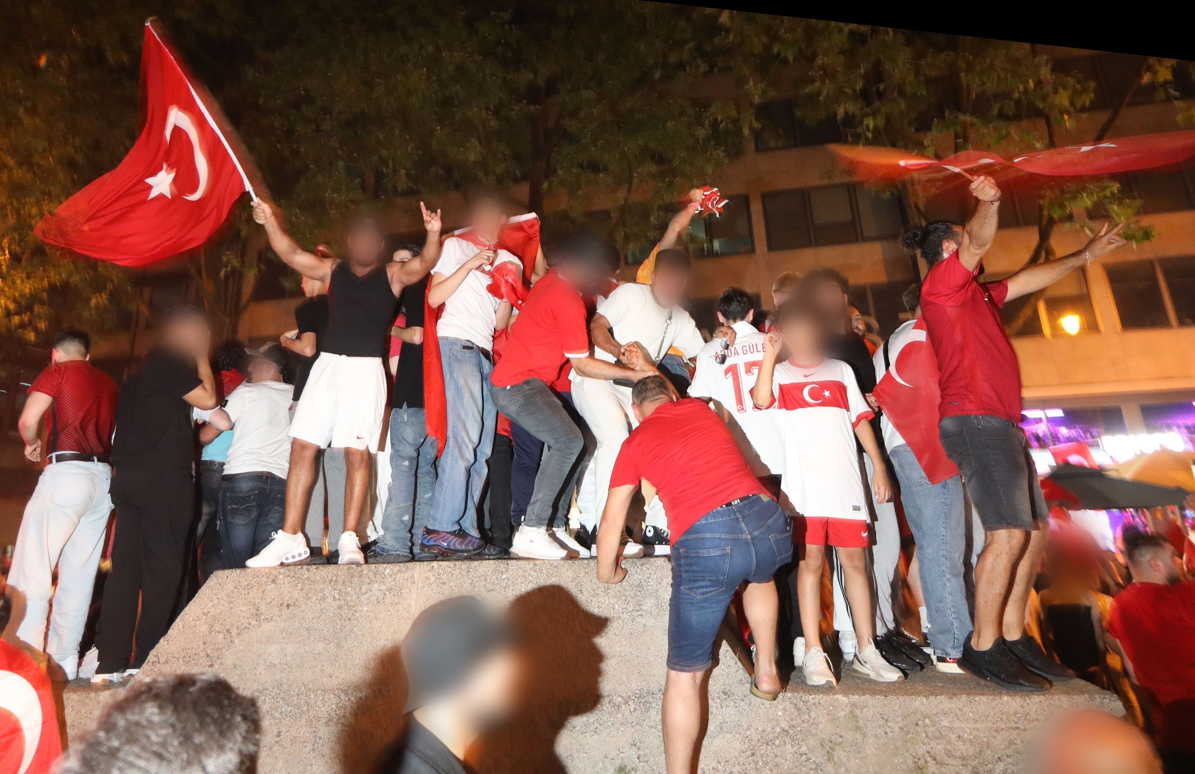 Türkische Fans während der EM 2024 nach dem Sieg gegen Tschechien: In diesem Jahr könnte es bei möglichen Feierlichkeiten schon wieder hell sein.