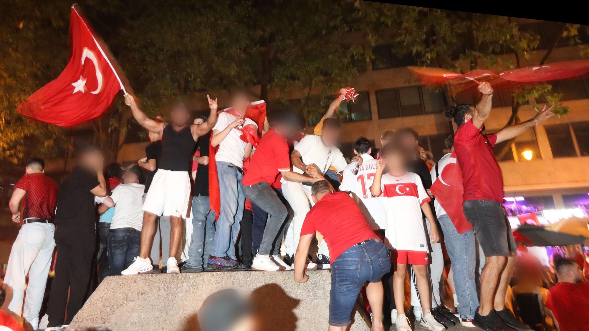 Türkische Fans während der EM 2024 nach dem Sieg gegen Tschechien: In diesem Jahr könnte es bei möglichen Feierlichkeiten schon wieder hell sein.