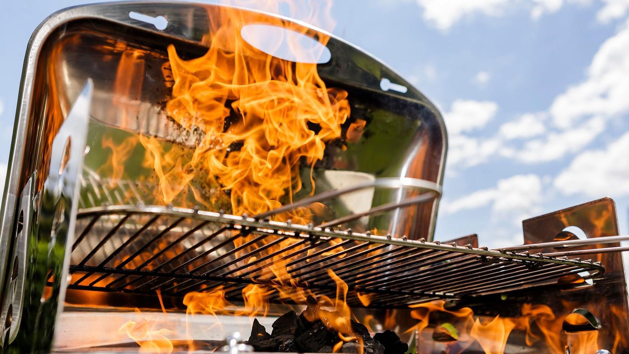 Holzkohle brennt in einem Garten auf dem Grill