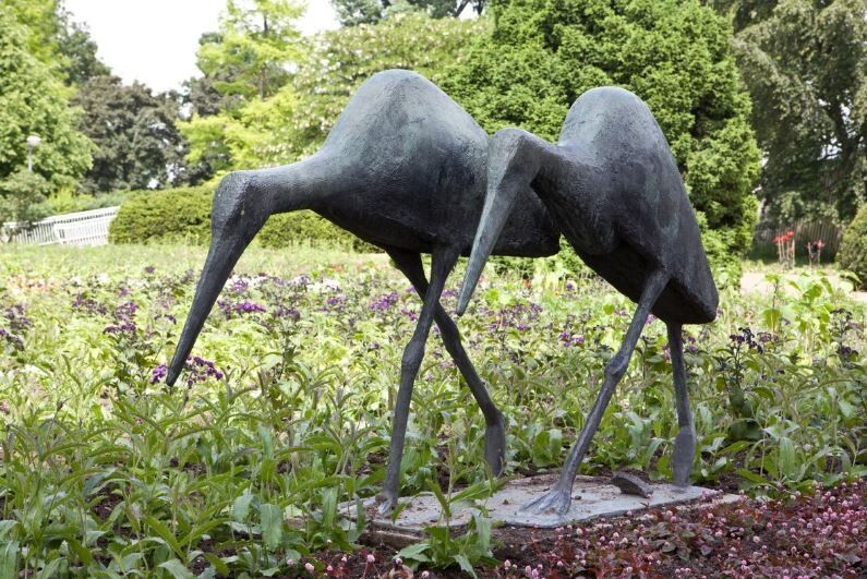 Die Bronzeskulptur «Zwei Störche» des Bildhauers Philipp Harth wurde bereits 2016 aus dem Rheinpark gestohlen. (Archivbild)